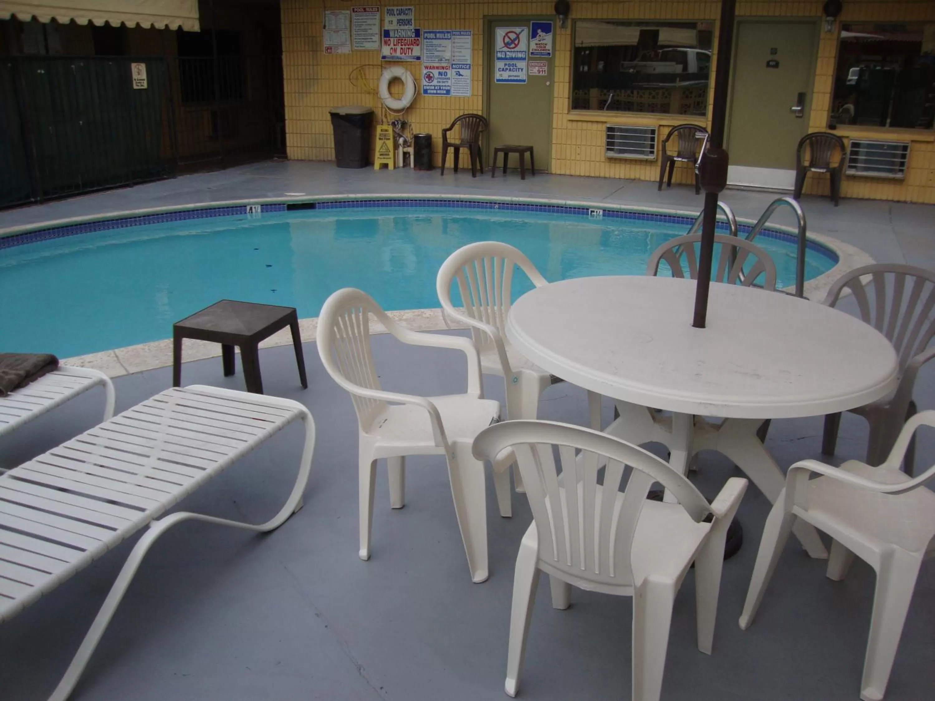 Swimming pool in Townhouse Inn and Suites