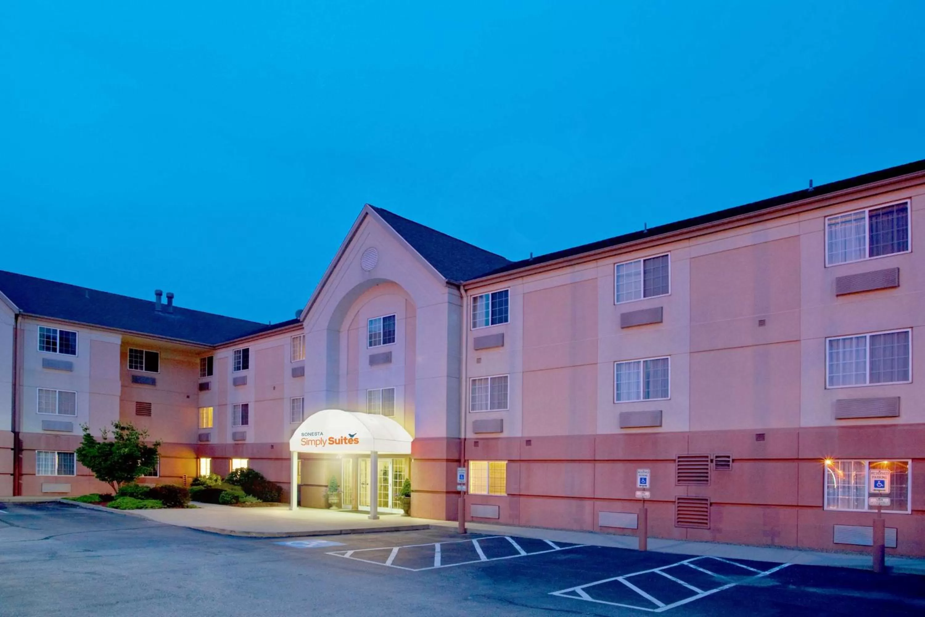 Property building in Sonesta Simply Suites Pittsburgh Airport