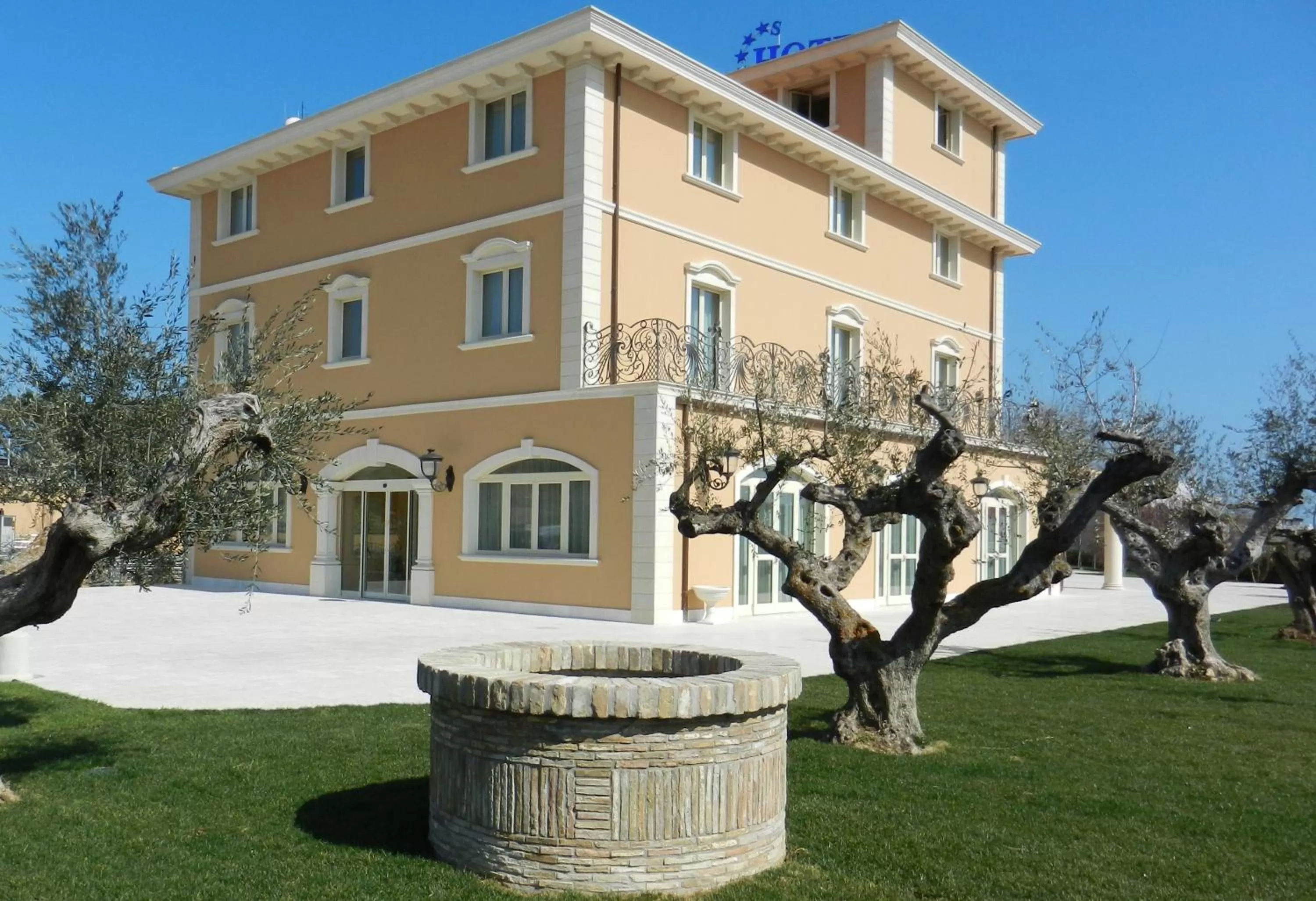 Property building in Hotel Villa Michelangelo
