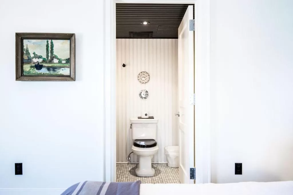 Bathroom in Drake Devonshire and Motor Inn