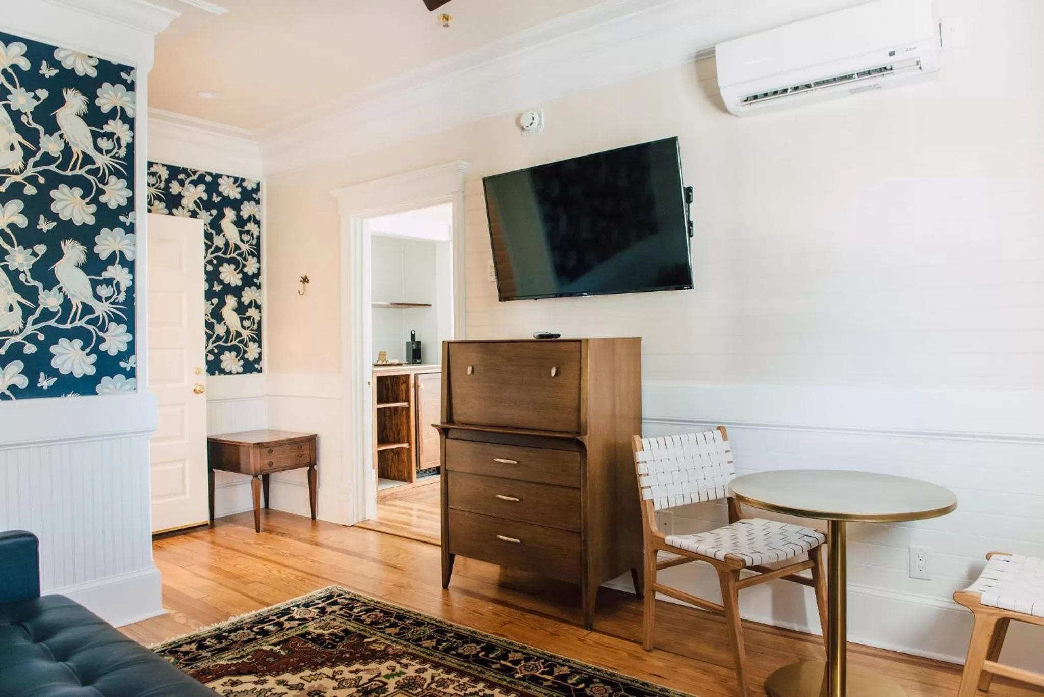 Communal lounge/ TV room in The Gibson Inn