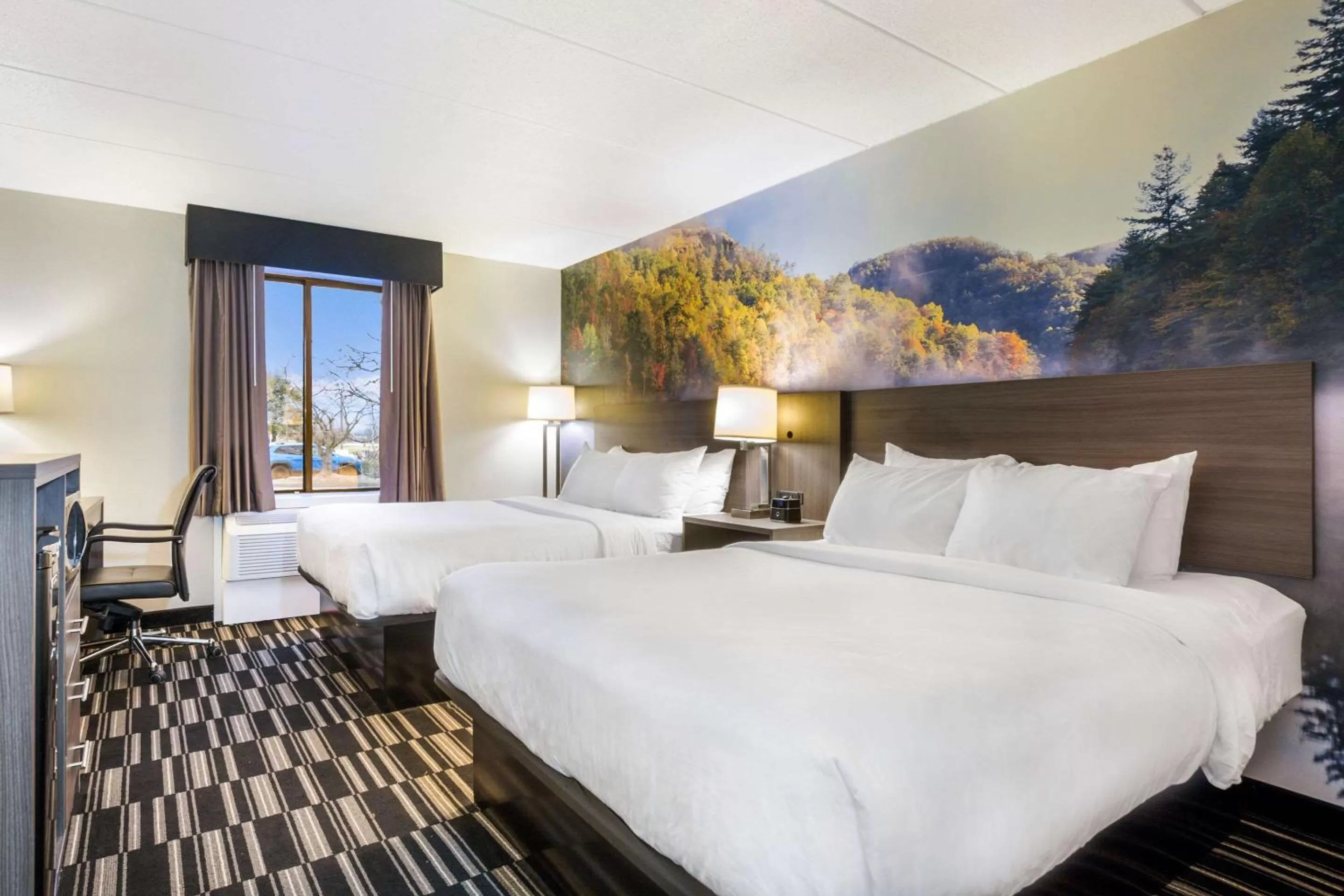 Photo of the whole room, Bed in Clarion Pointe Richmond North near University