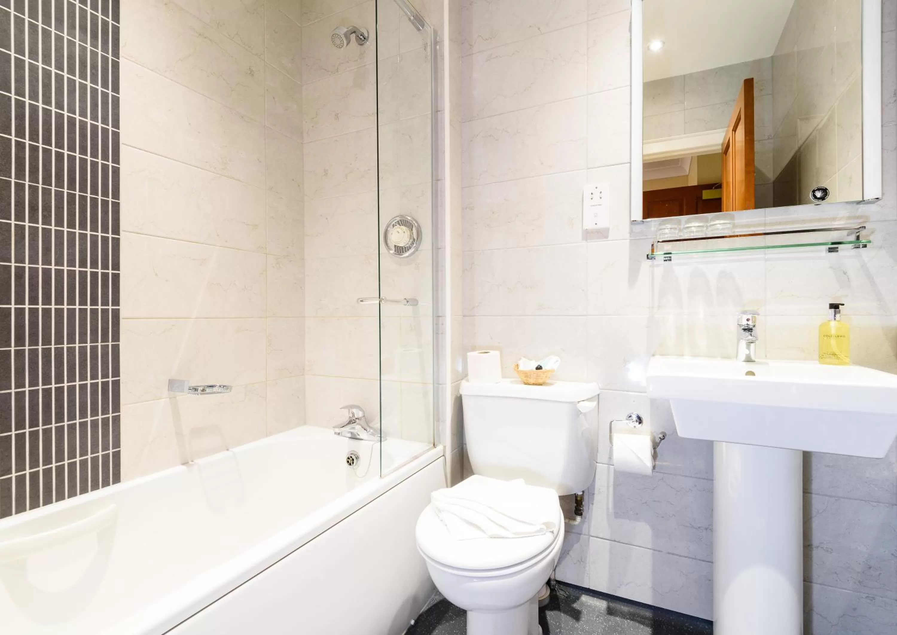 Shower in Sunbank House Metro Hotel