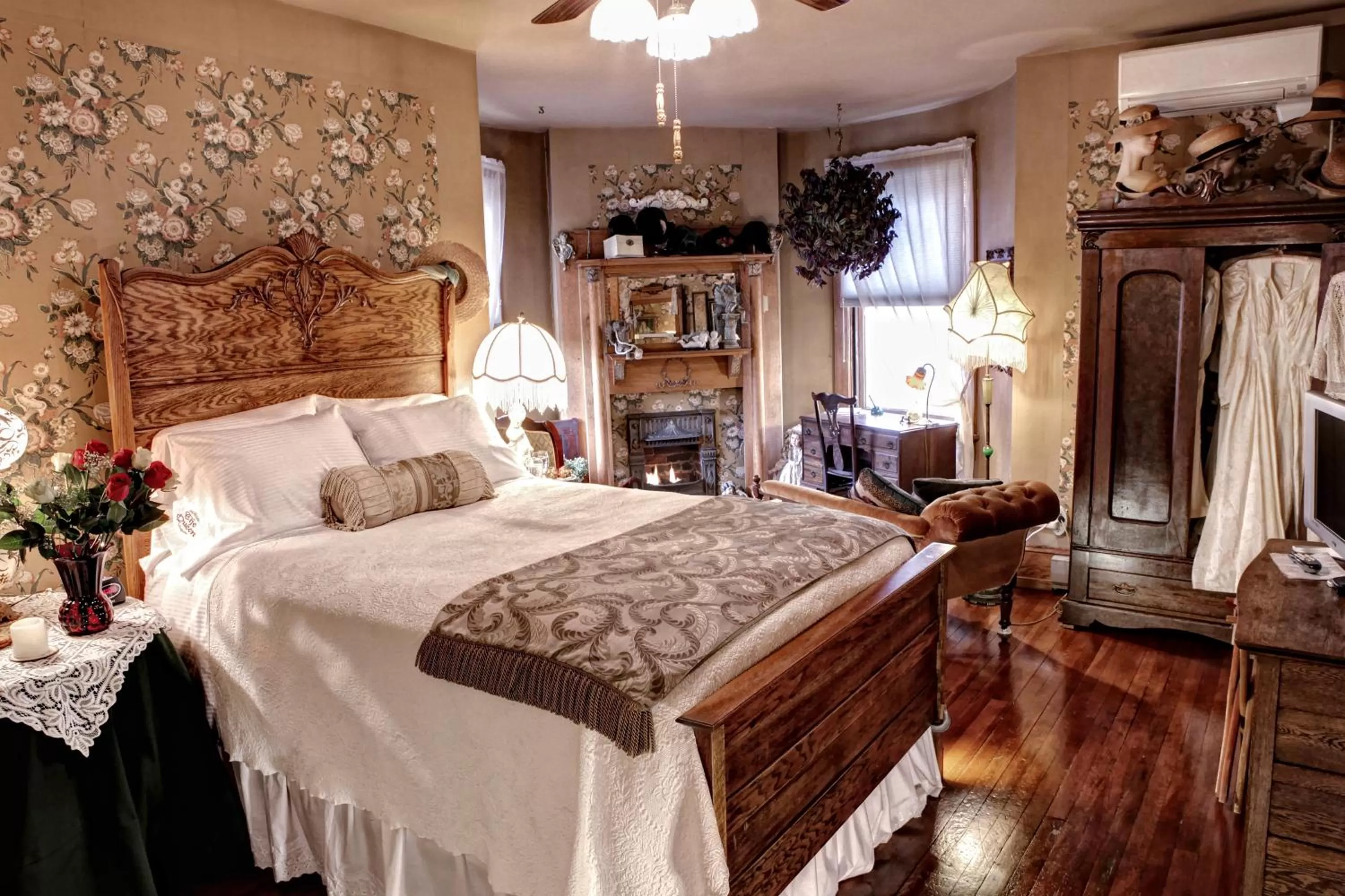 Bed in The Queen, A Victorian Bed & Breakfast