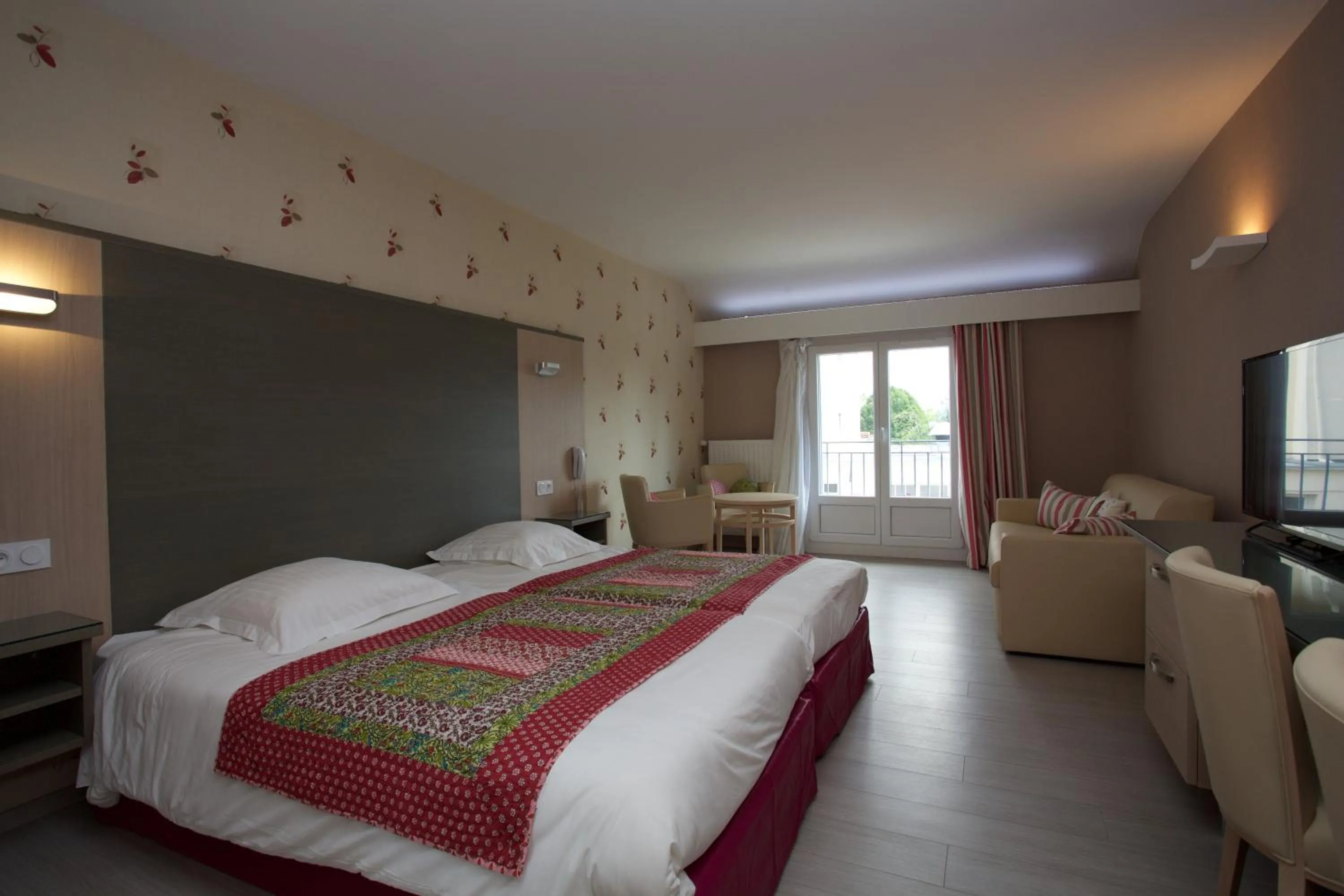 Bed in Logis Hotel Restaurant Spa Beau Site