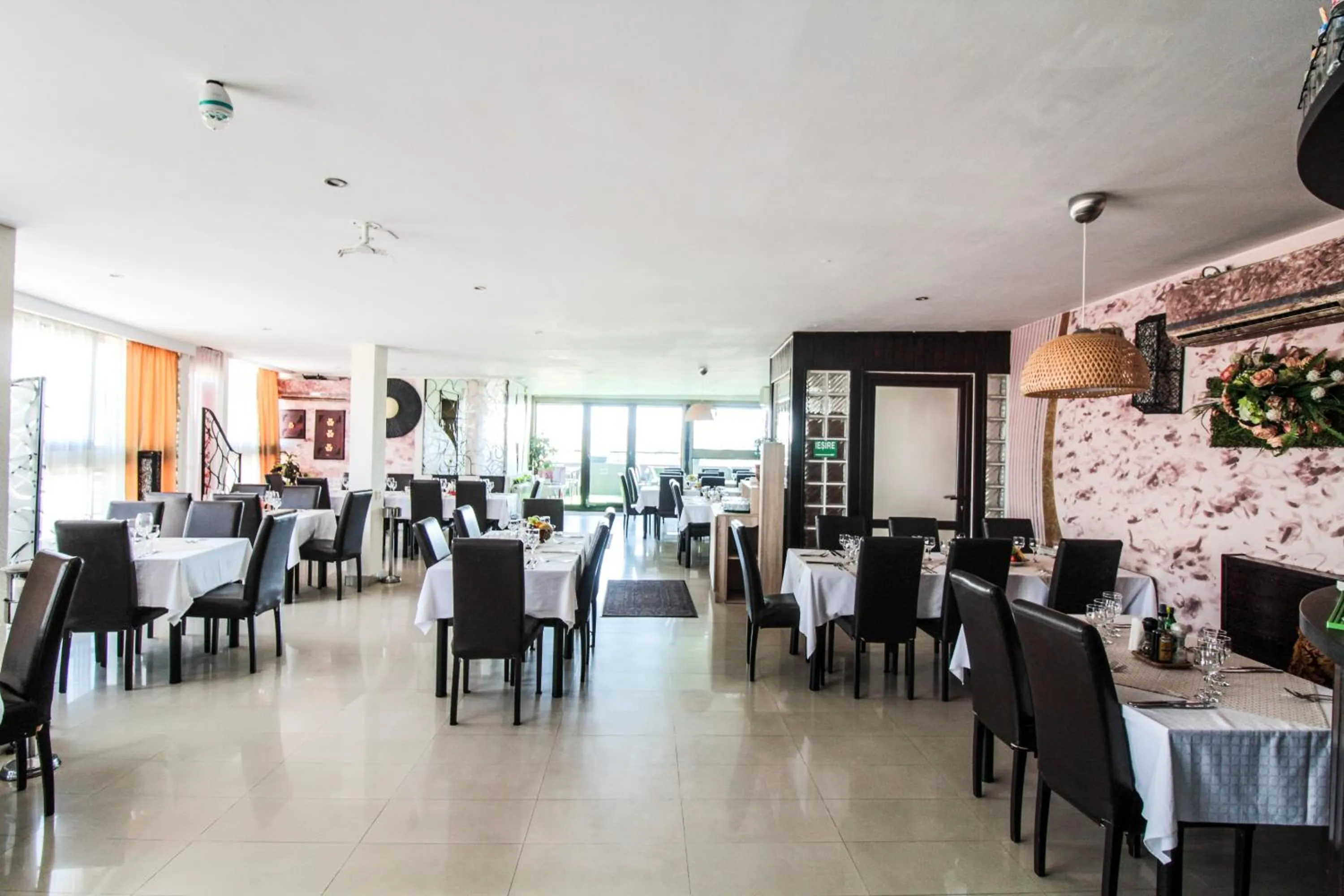 Restaurant/places to eat in Hotel Razvan