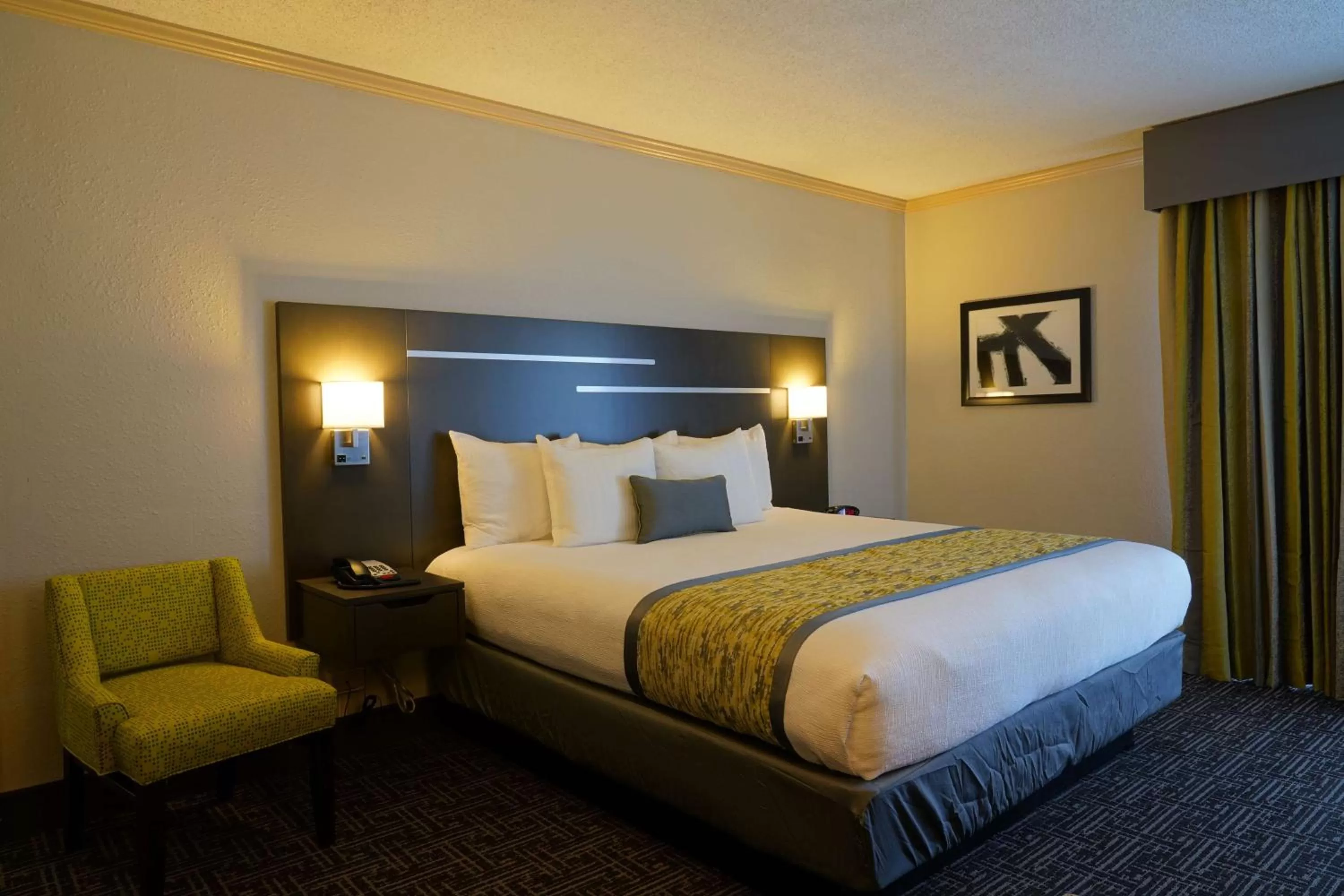 Photo of the whole room, Bed in Best Western Plus Morristown Conference Center