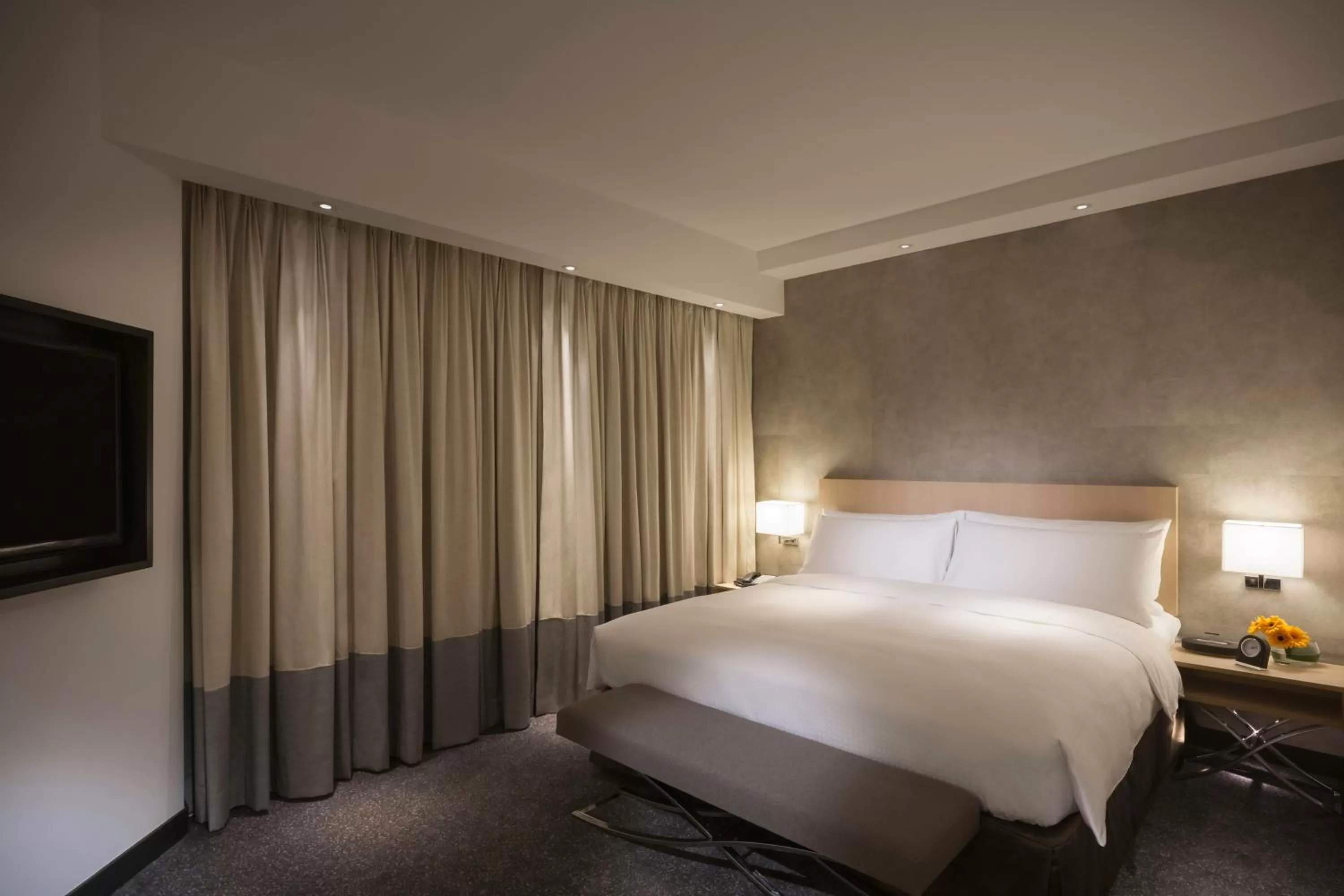 Bedroom, Bed in Gateway Hotel, Marco Polo