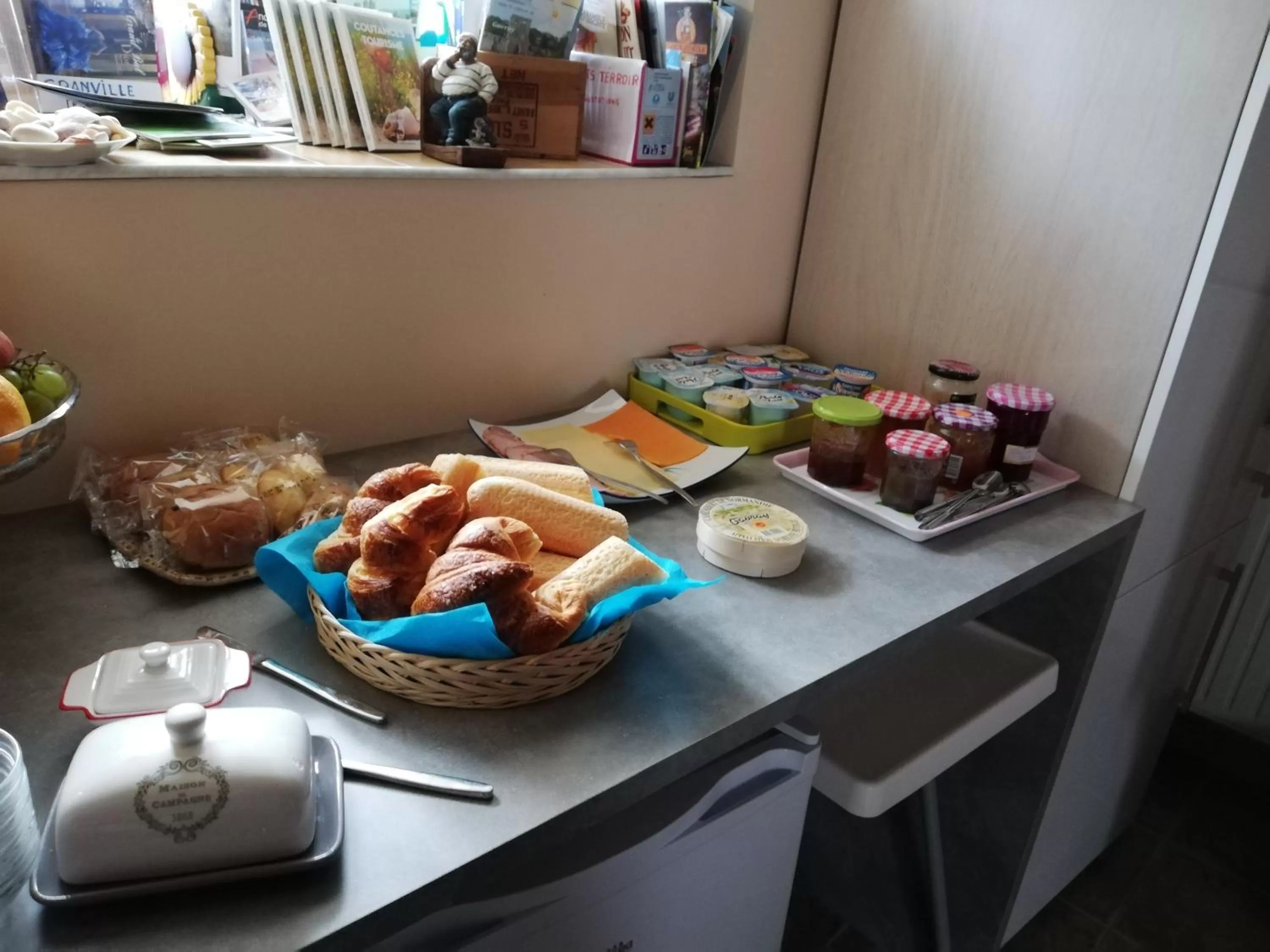 Buffet breakfast in La Parisiere