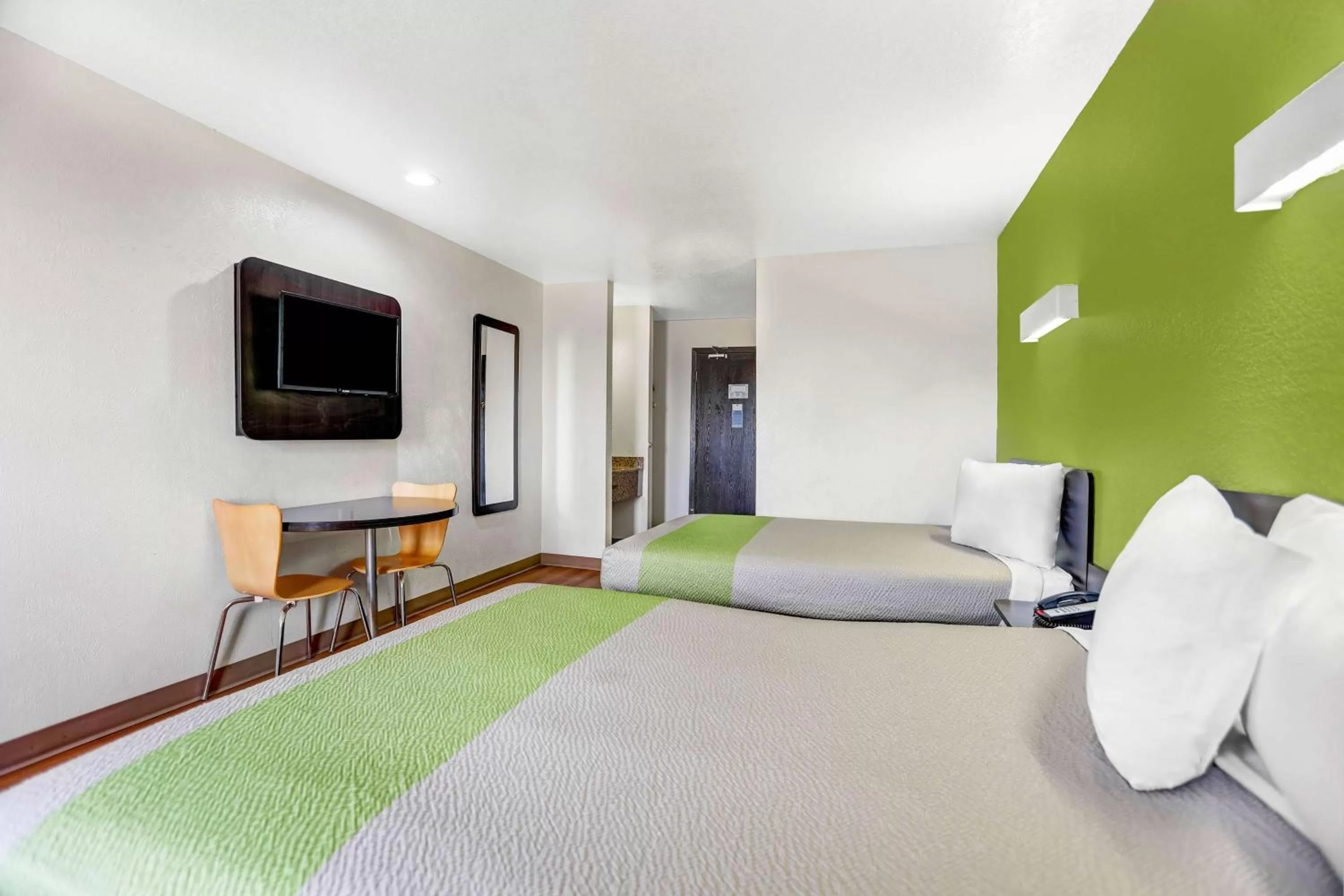 TV and multimedia, Bed in Motel 6-Moriarty, NM