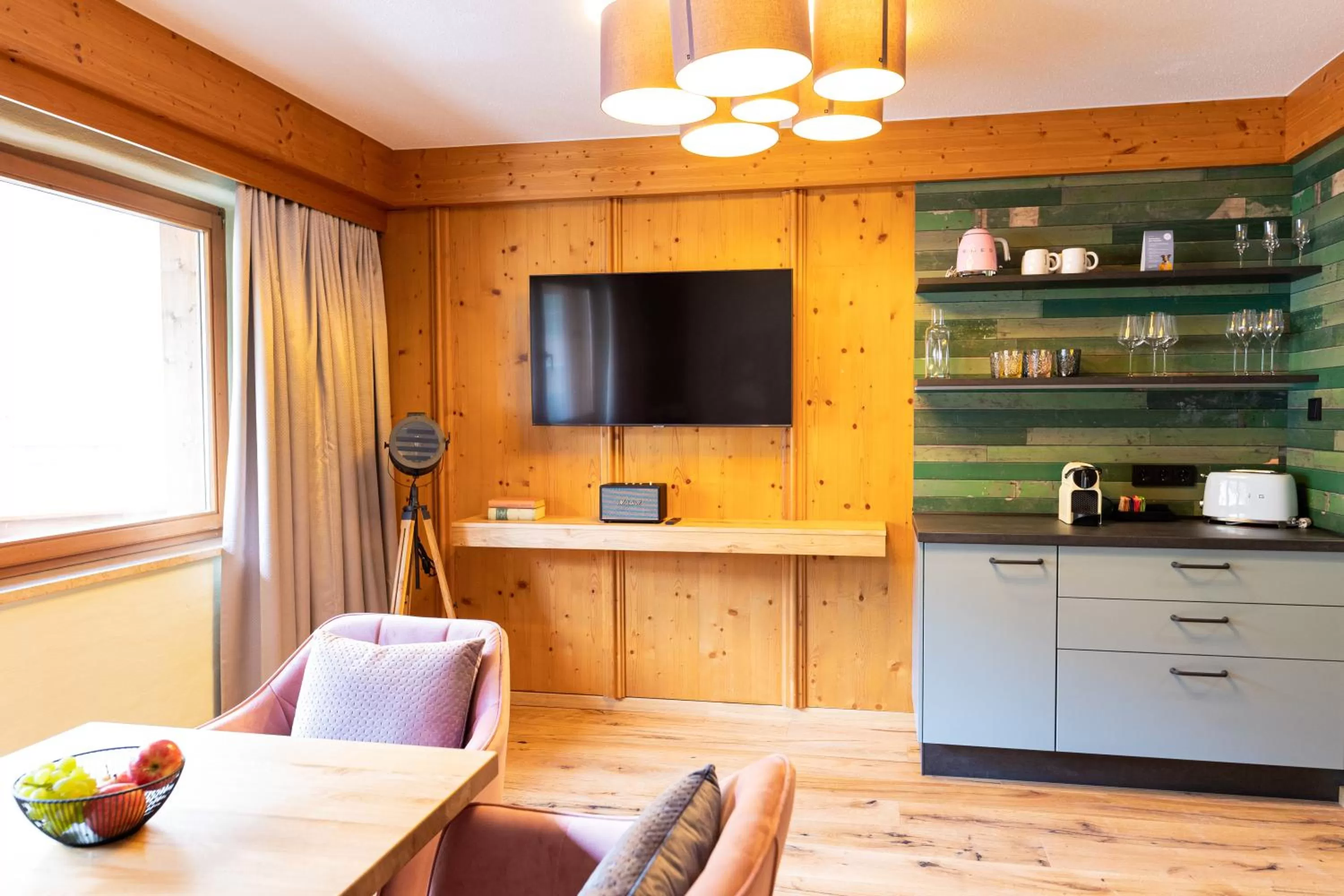 TV and multimedia in Wellness Aparthotel "Lechlife" incl Pool - 400m zum SKILIFT