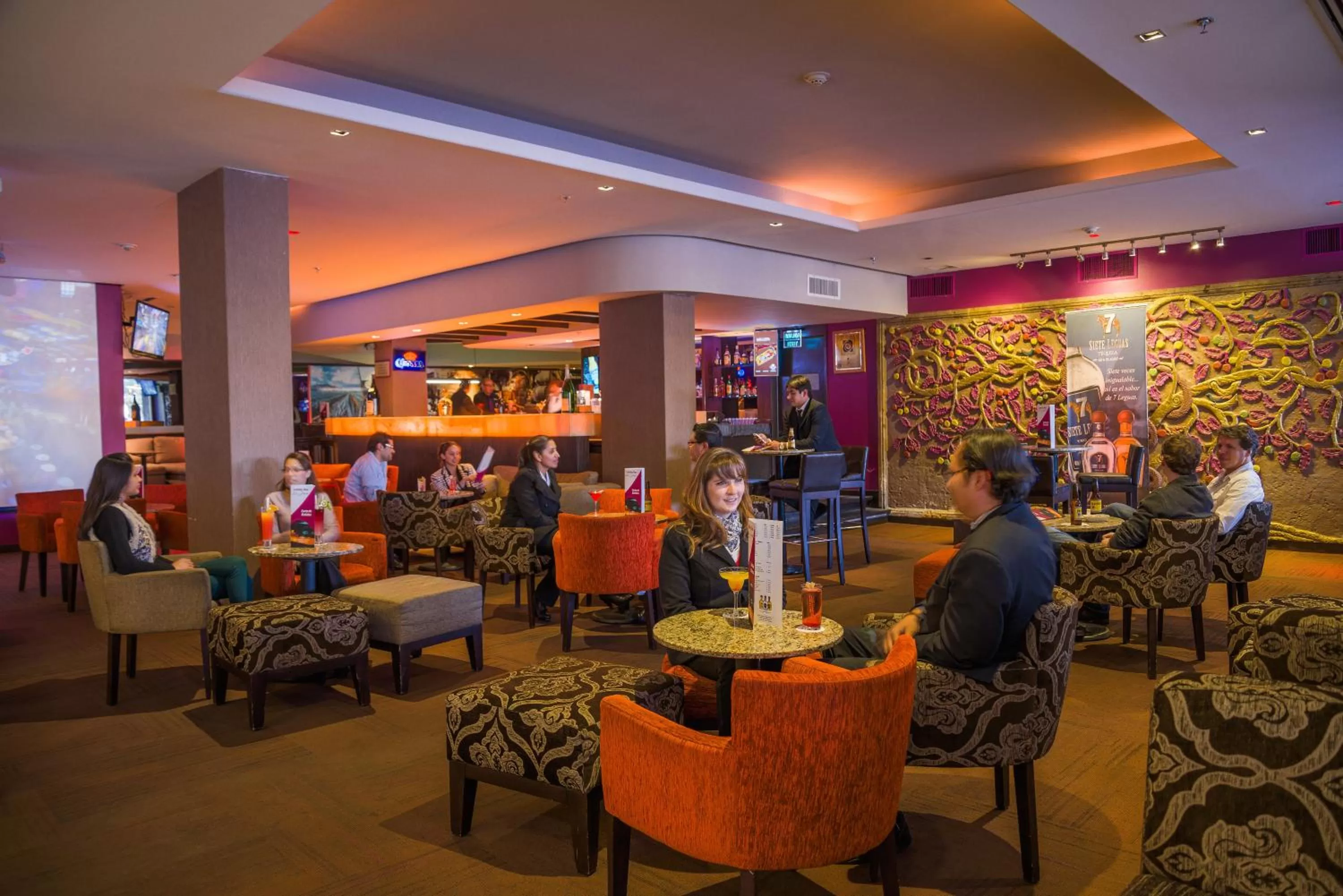 Lounge or bar in Holiday Inn Guadalajara Expo Plaza del Sol by IHG