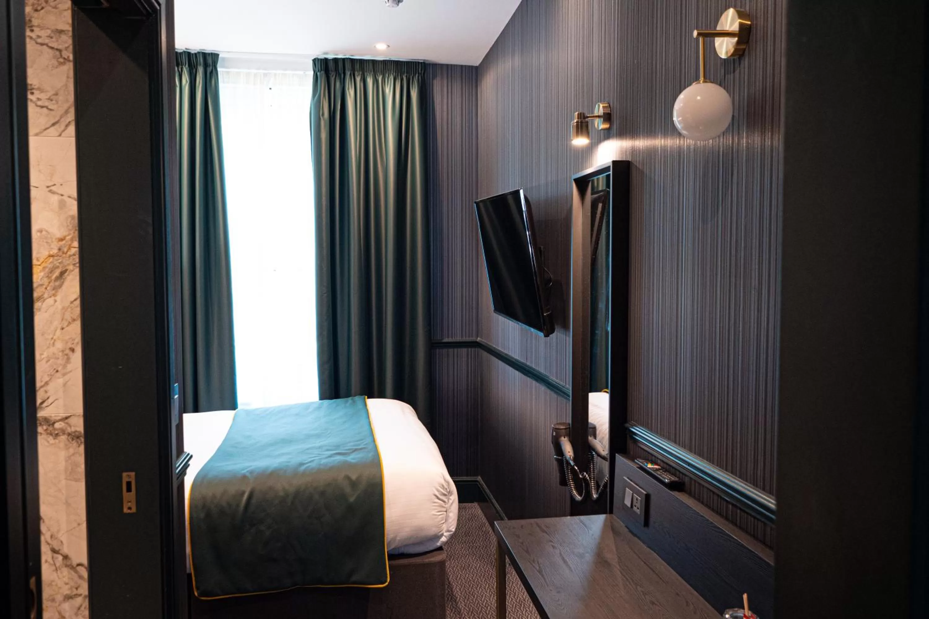 Bed in Hyde Park Green