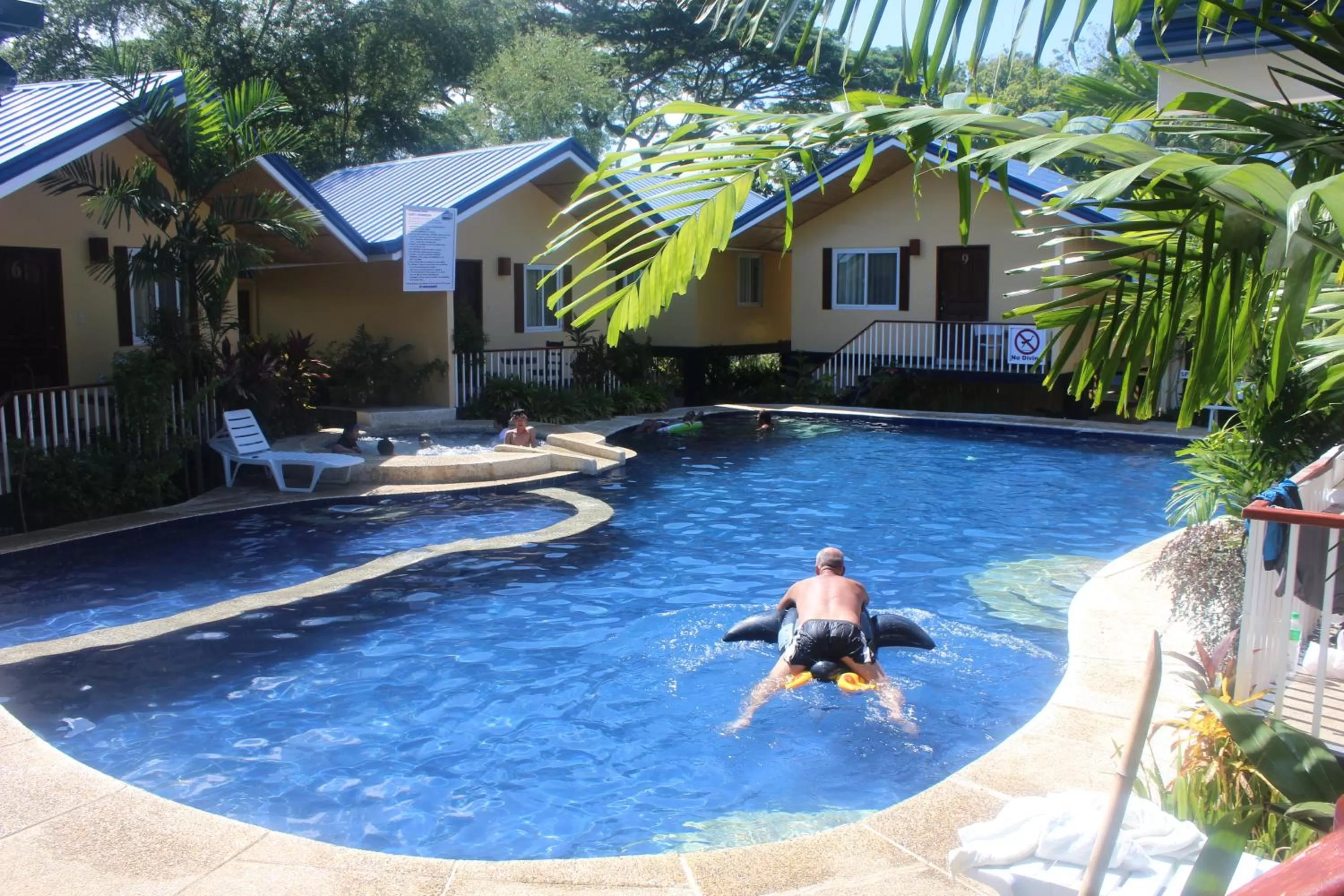 Swimming pool in Blue Lagoon Inn & Suites