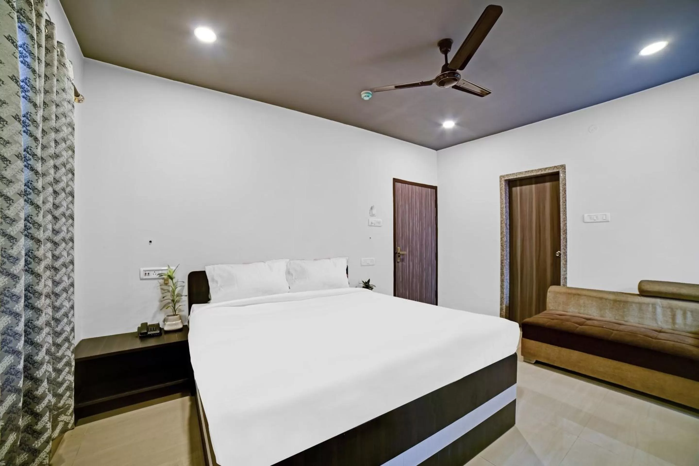 Standard Double Room in Super OYO Collection O Pratishtha