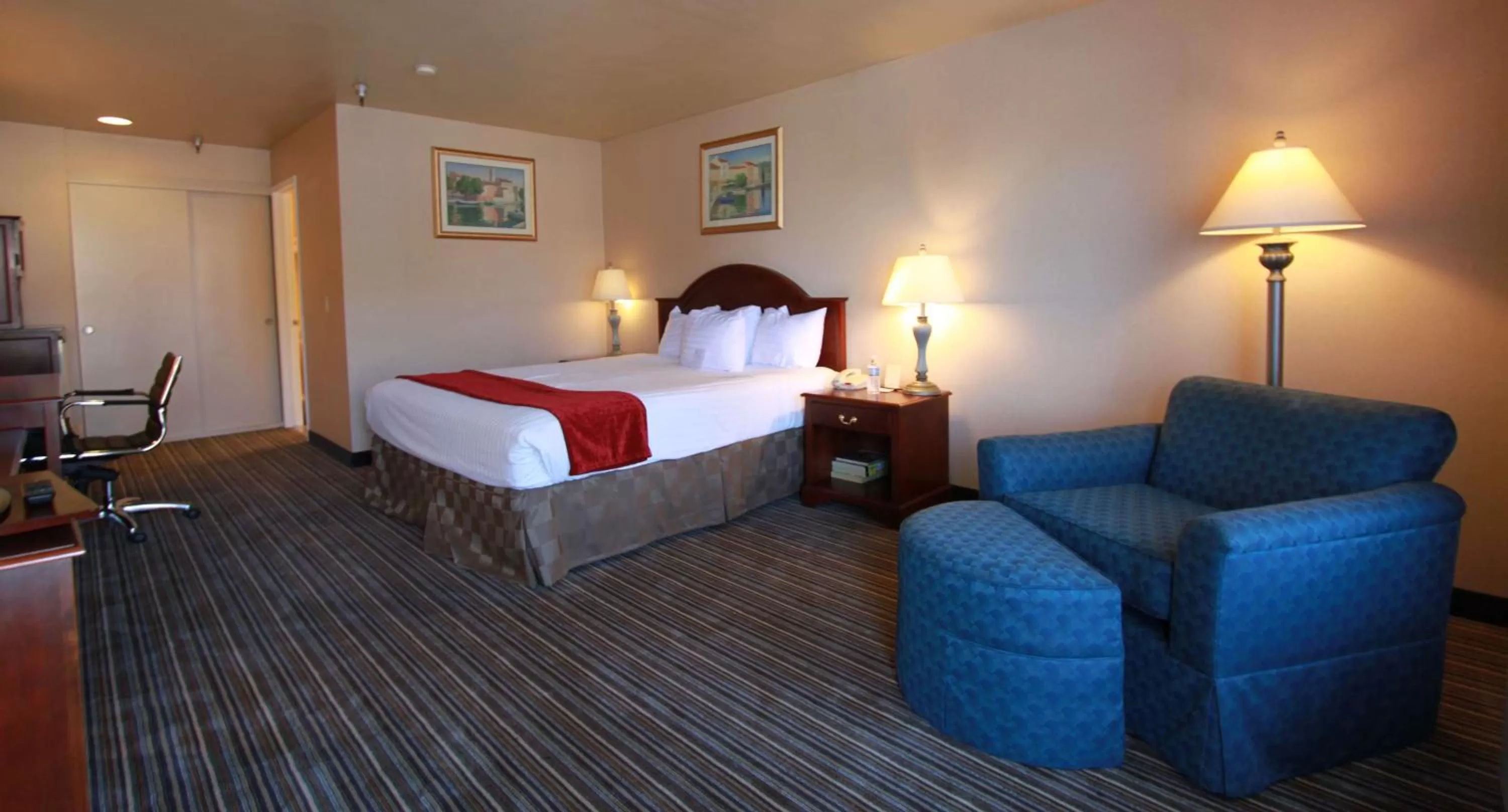 King Suite with Sofa Bed - Non-Smoking in Best Western Surf City