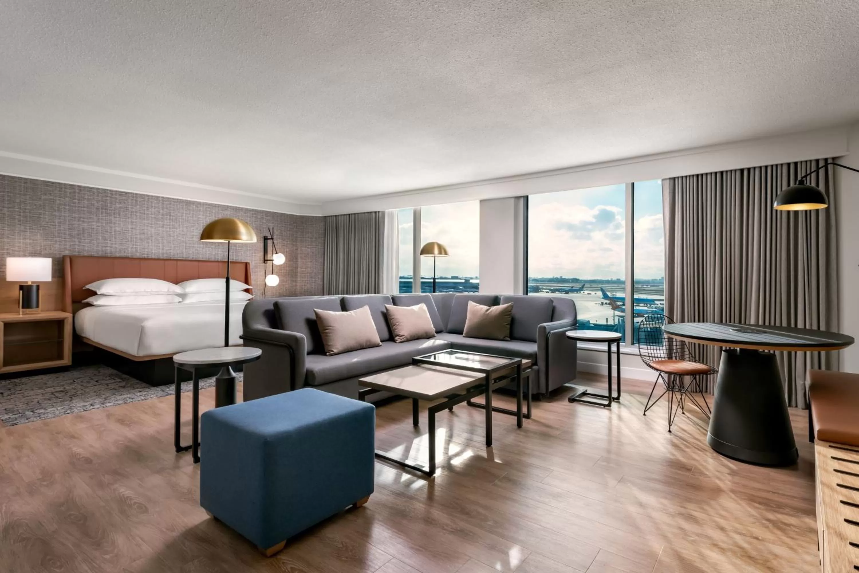 Bedroom, Bed in Sheraton Gateway Hotel in Toronto International Airport