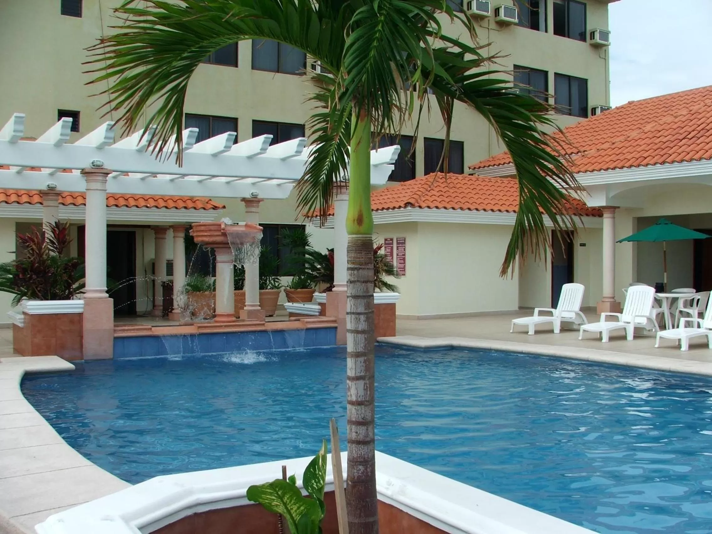 Swimming pool in Hotel Baluarte
