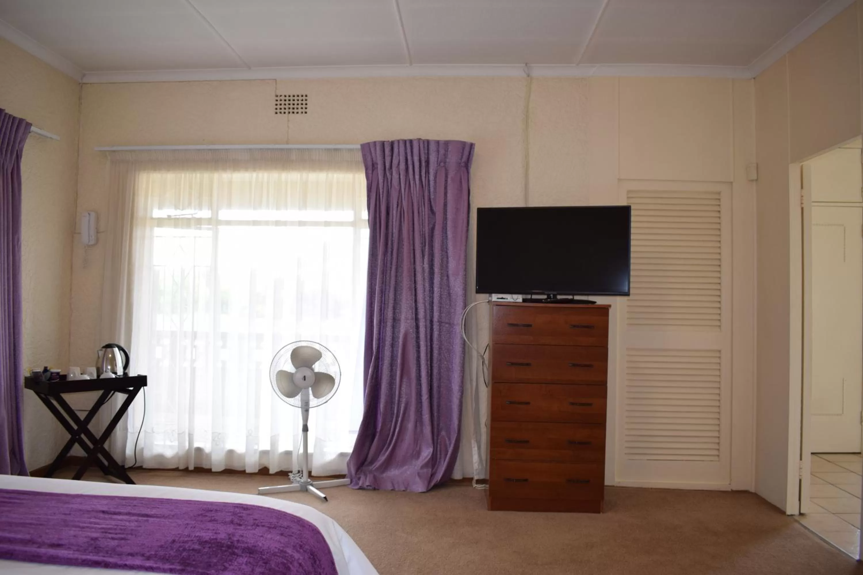 Bed, TV/Entertainment Center in Moye Guest House