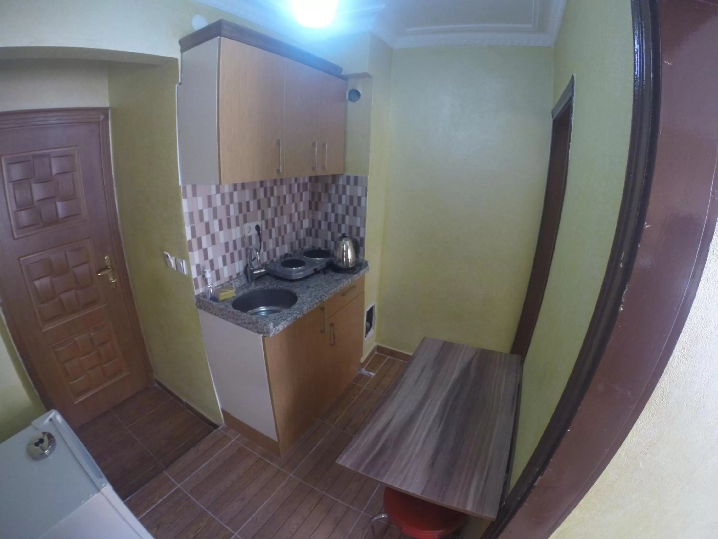 Coffee/tea facilities, Kitchen/Kitchenette in Arat Apartments