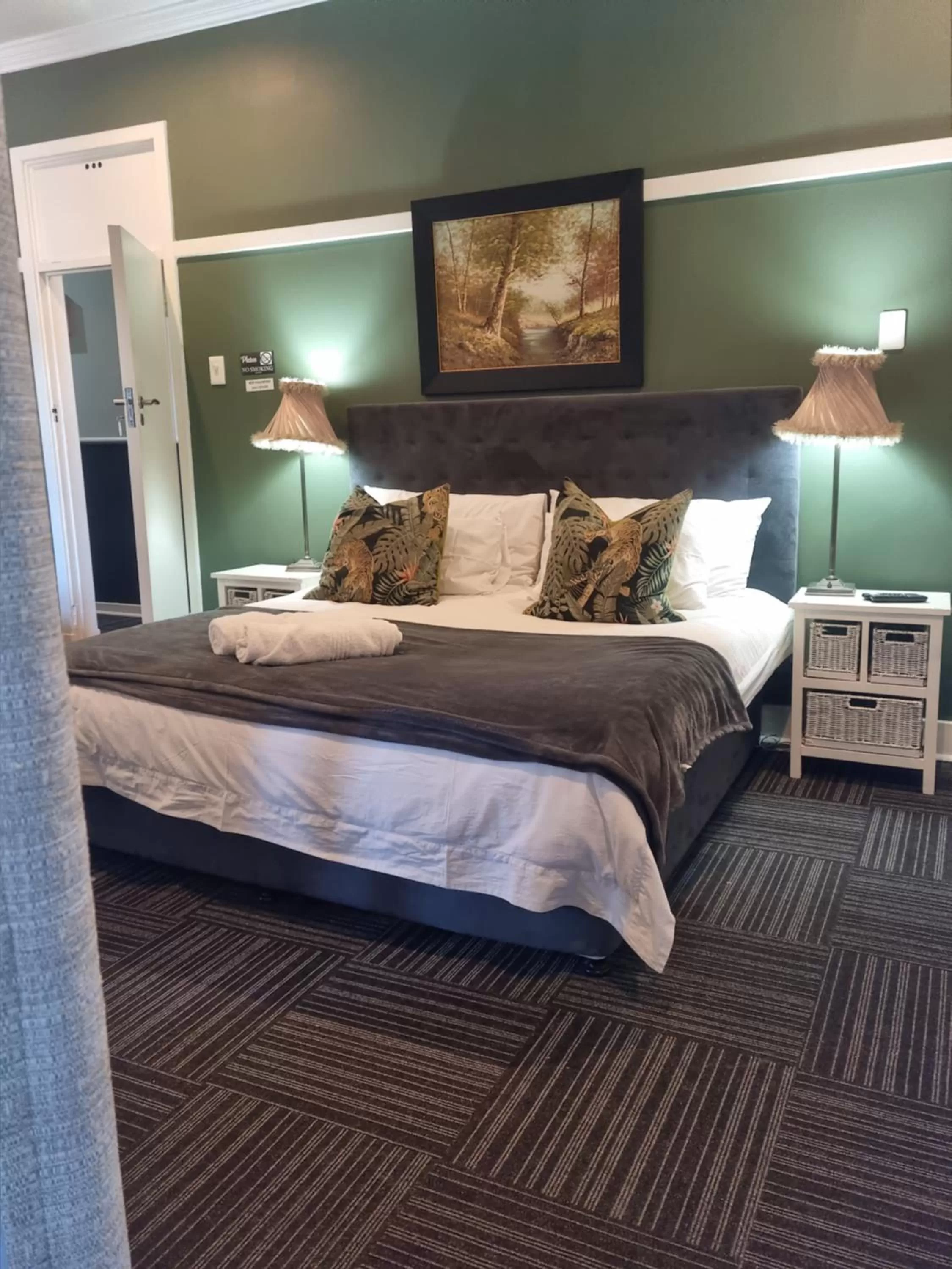 Bedroom, Bed in Thistle Hotel