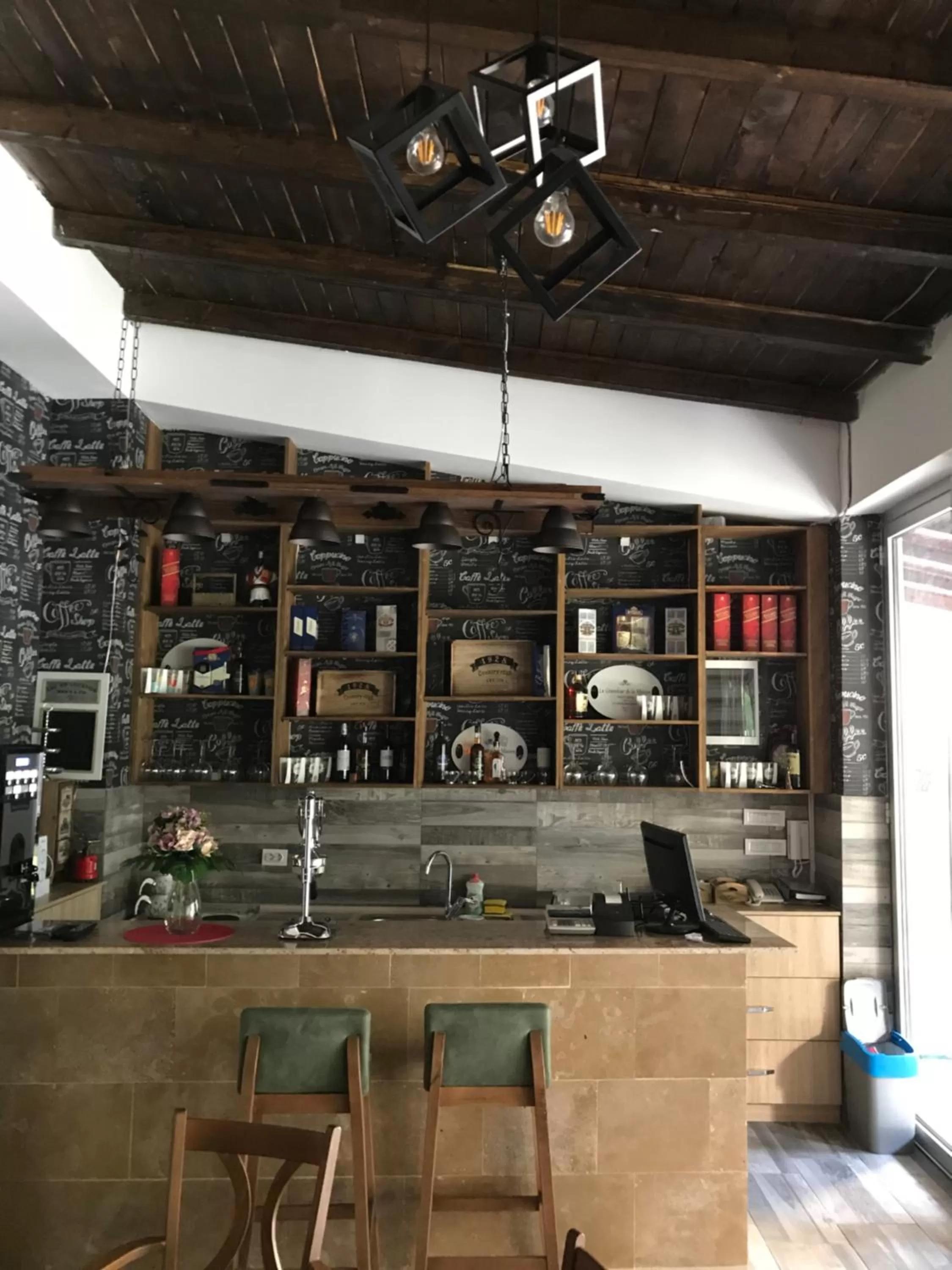 Restaurant/places to eat in Villa Nina Hotel & Lounge bar