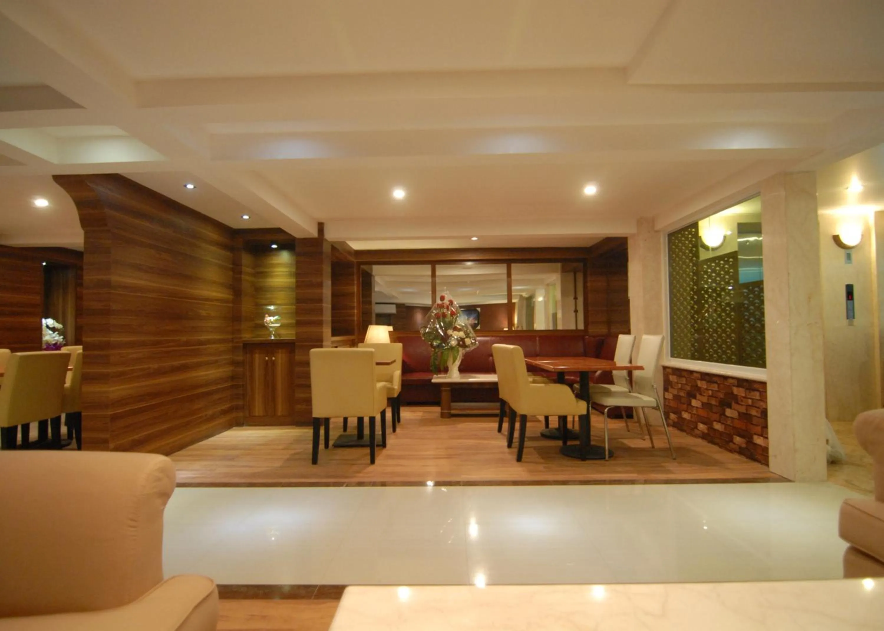 Restaurant/places to eat in Grand Kasira