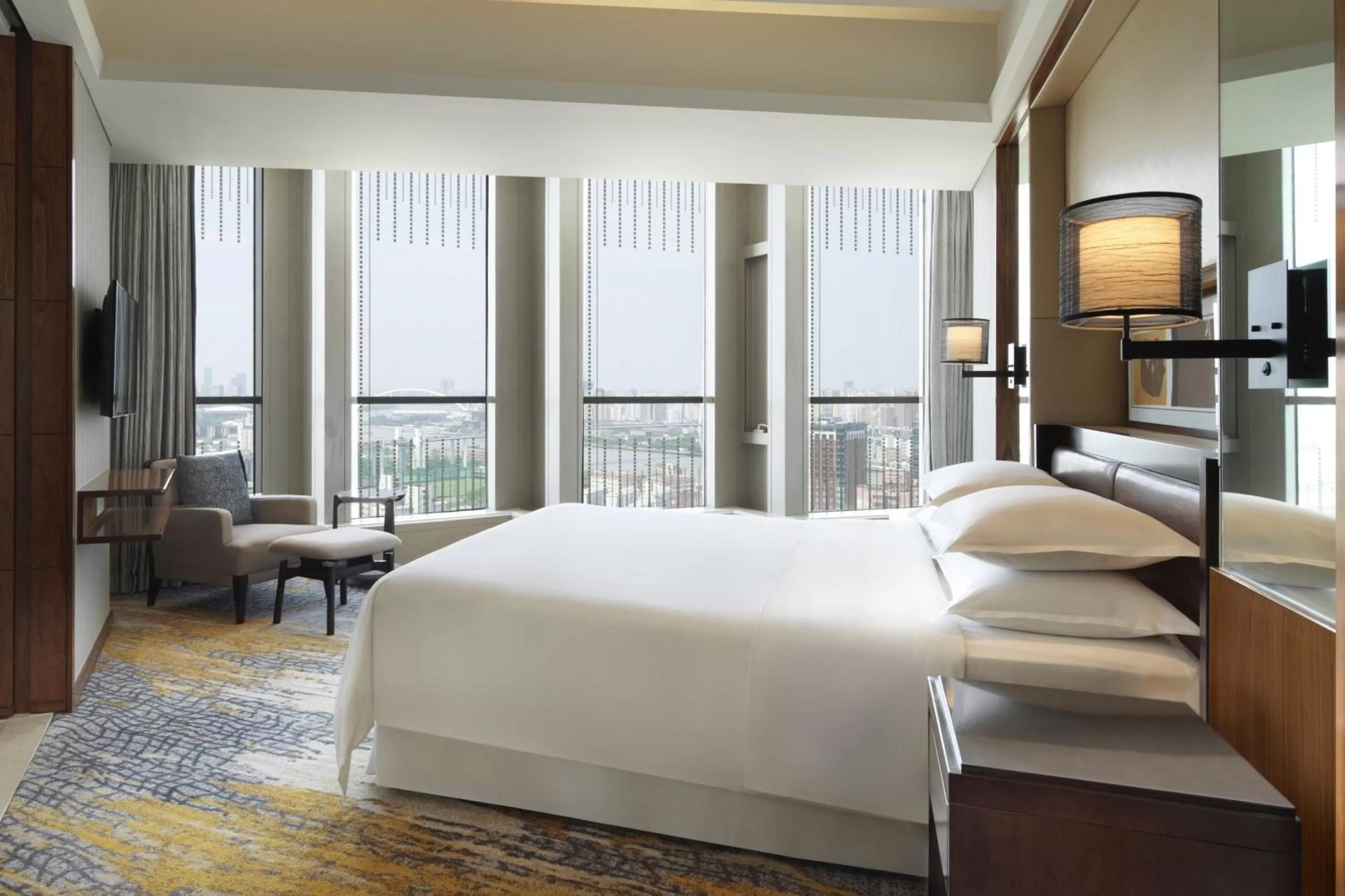 Bedroom, Bed in Sheraton Grand Shanghai Pudong Hotel & Residences