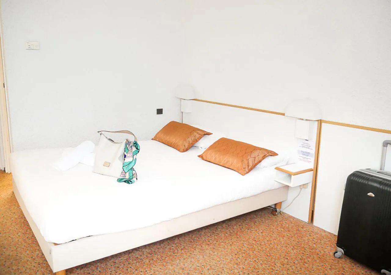 Bedroom in Hôtel des Thermes Les Dômes