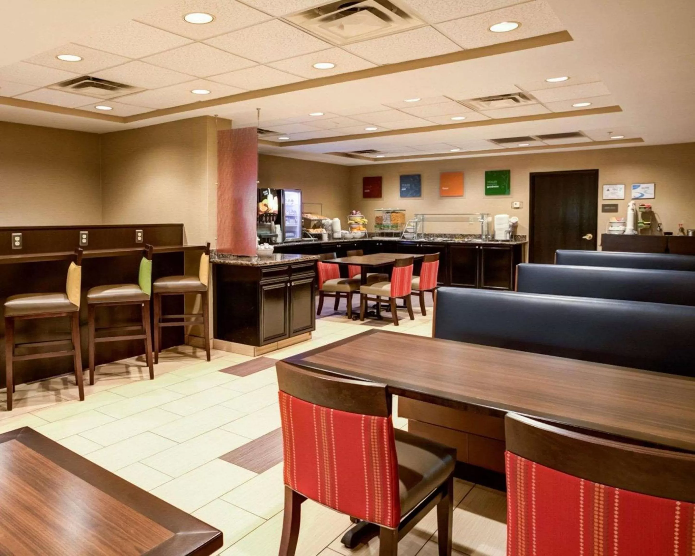 Restaurant/places to eat in Charlotte Suites by IHG