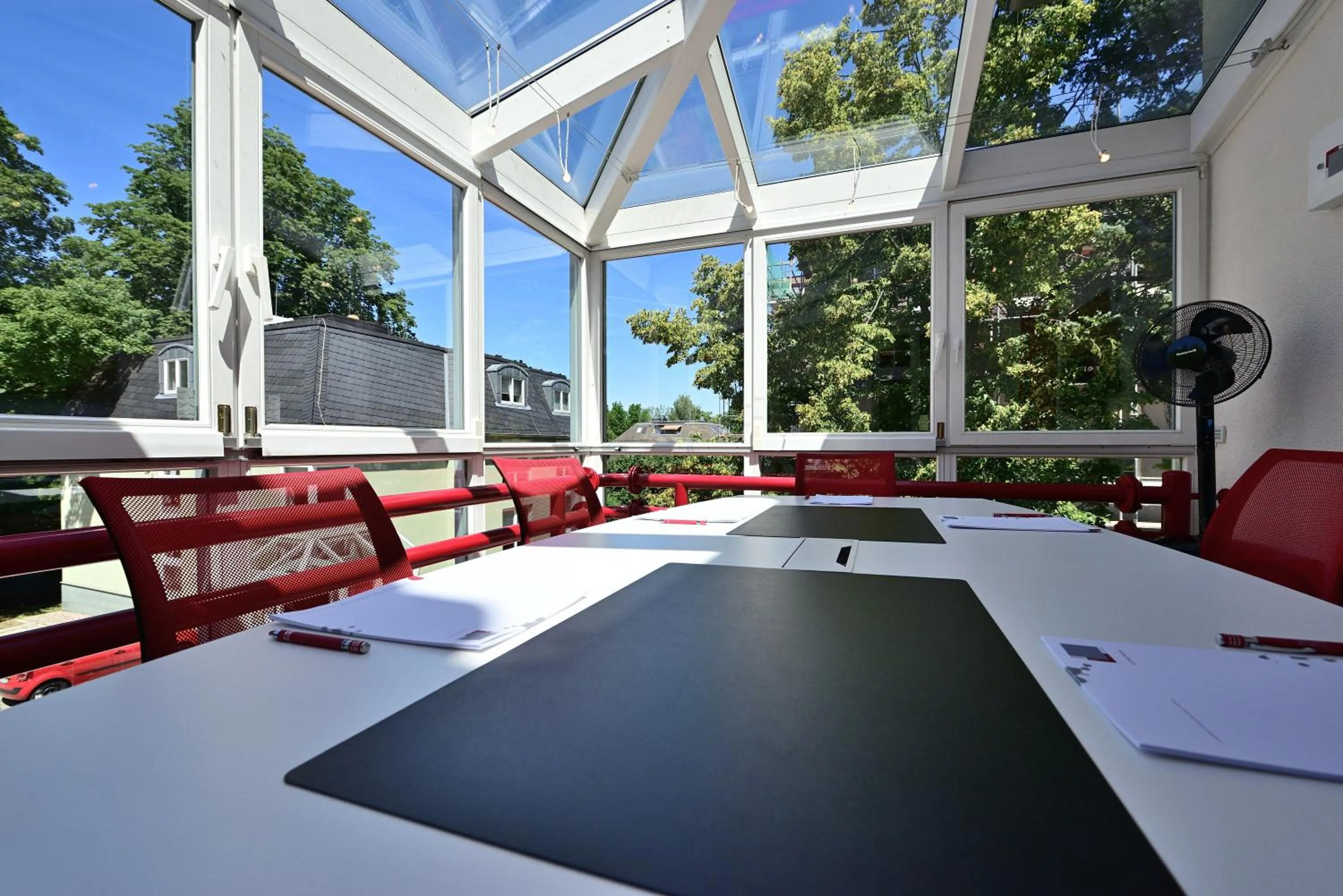 Communal lounge/ TV room in Art Hotel Weimar