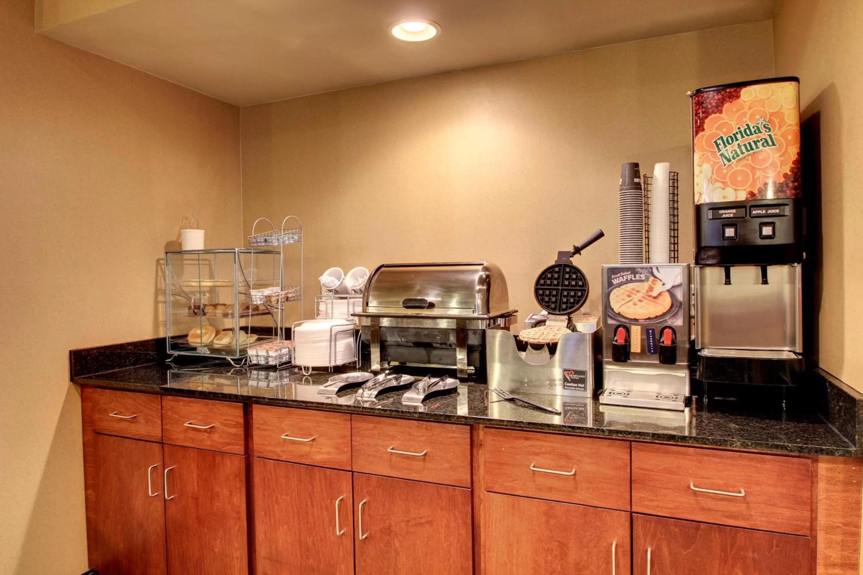 Food and drinks in Cobblestone Hotel & Suites - Newton