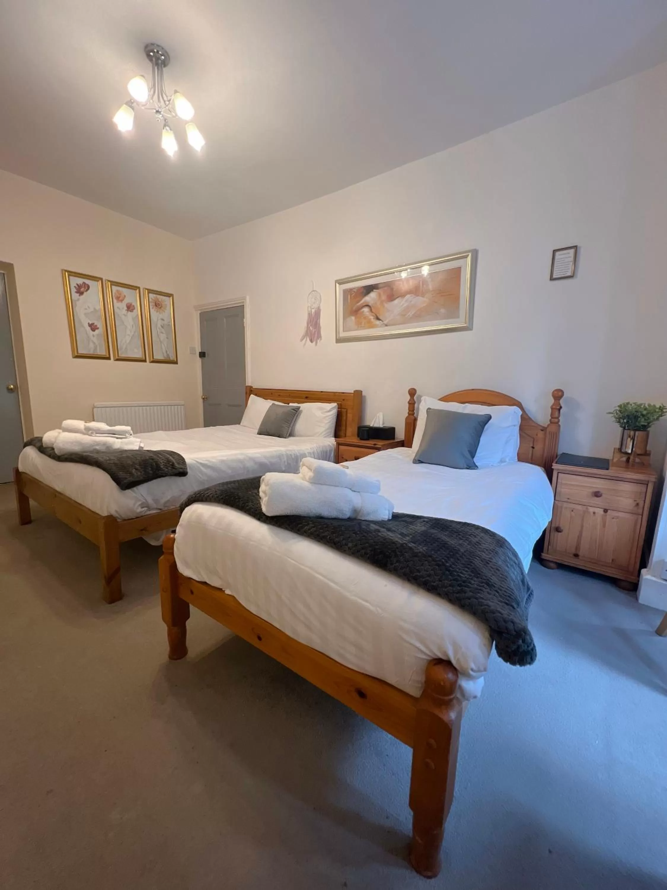 Photo of the whole room, Bed in Stone Lodge