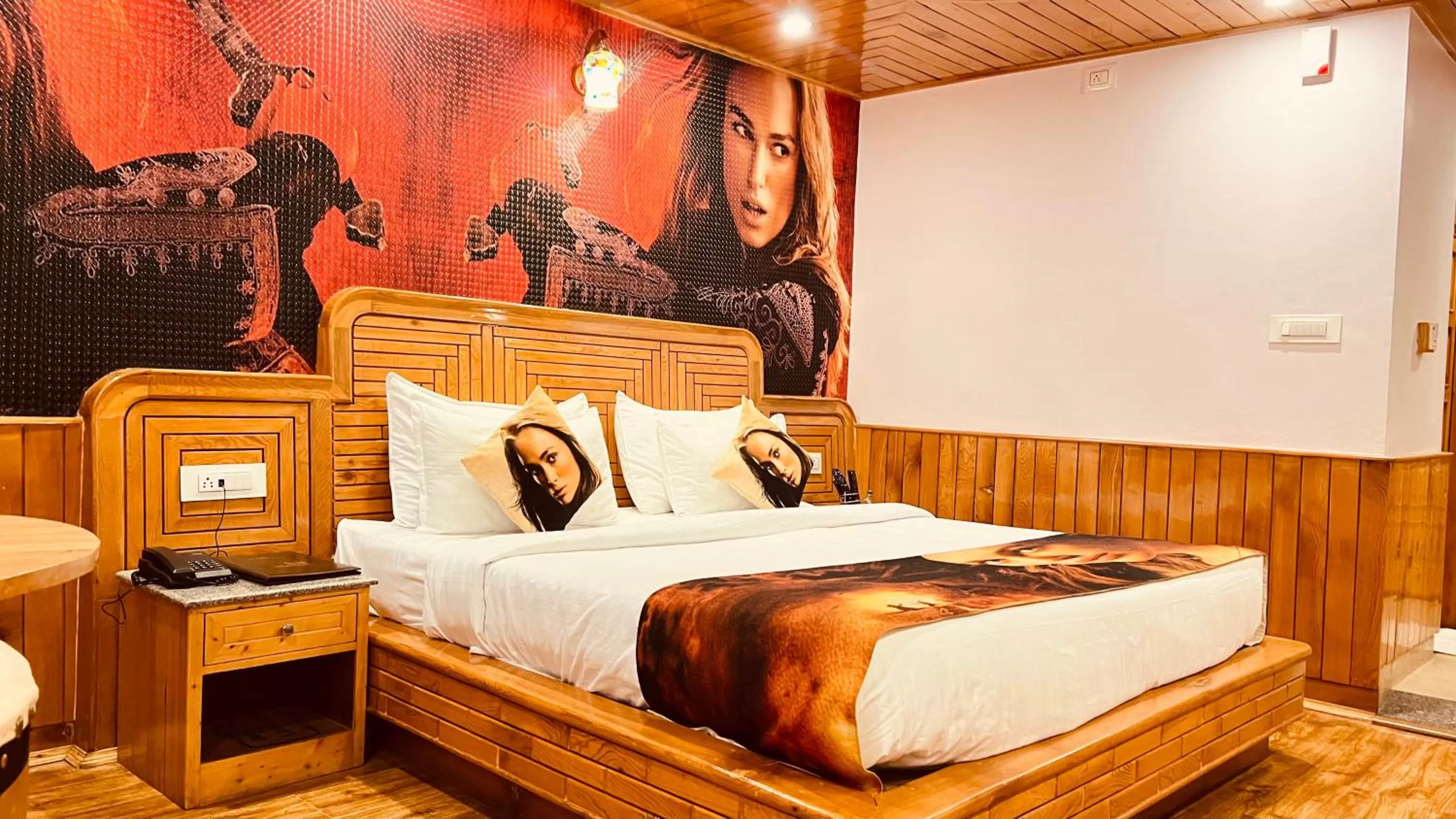 Bedroom, Bed in Hotel Old Smugglers with Balcony mountain view(A/C hot and Cold)