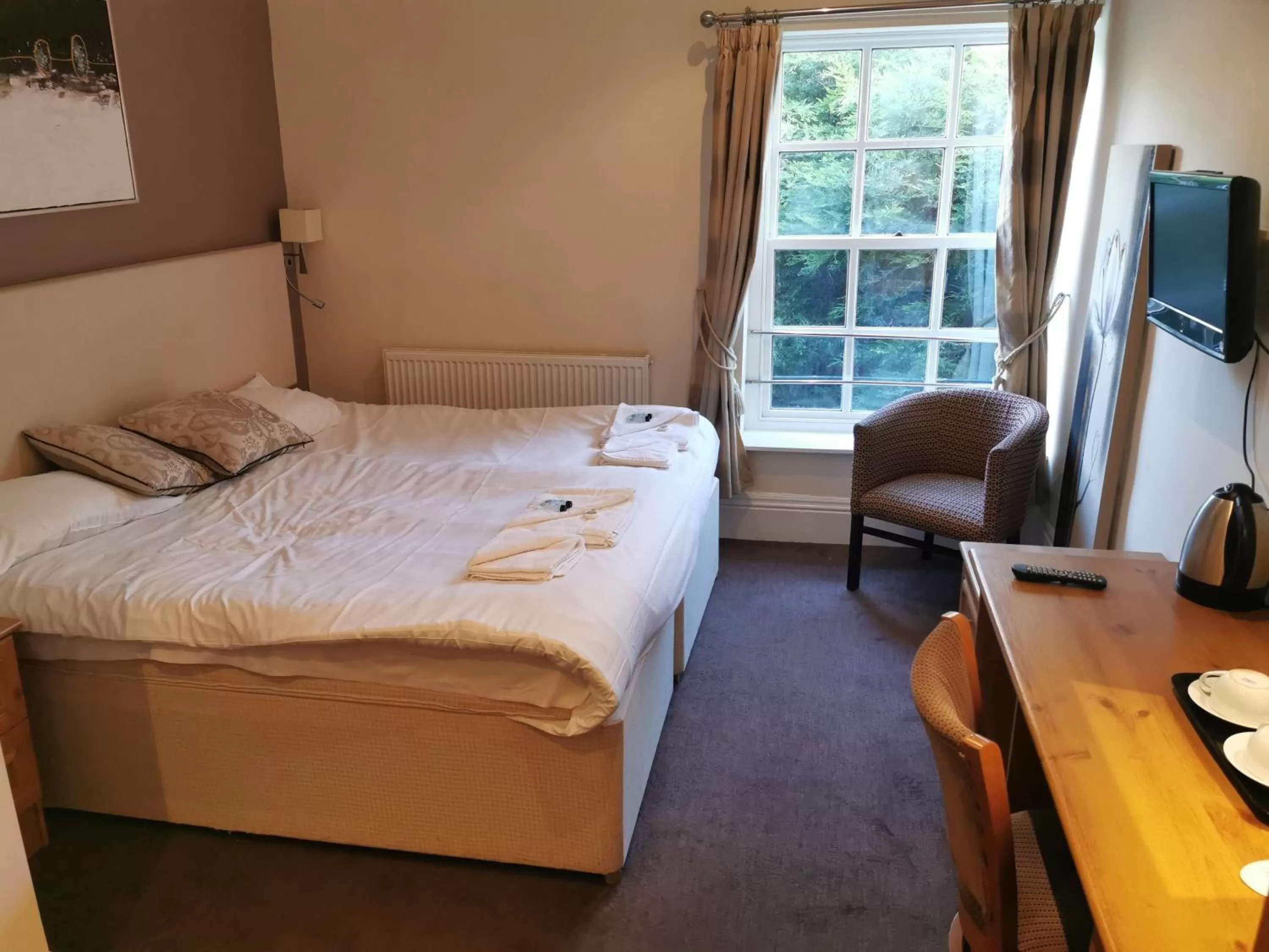 Bed in The Queens Hotel