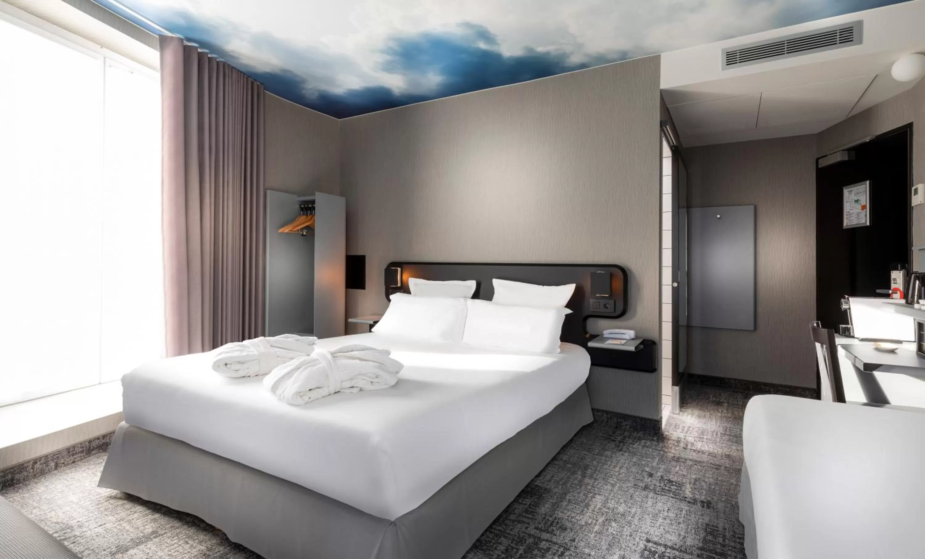 Property building, Bed in Libertel Montmartre Opéra