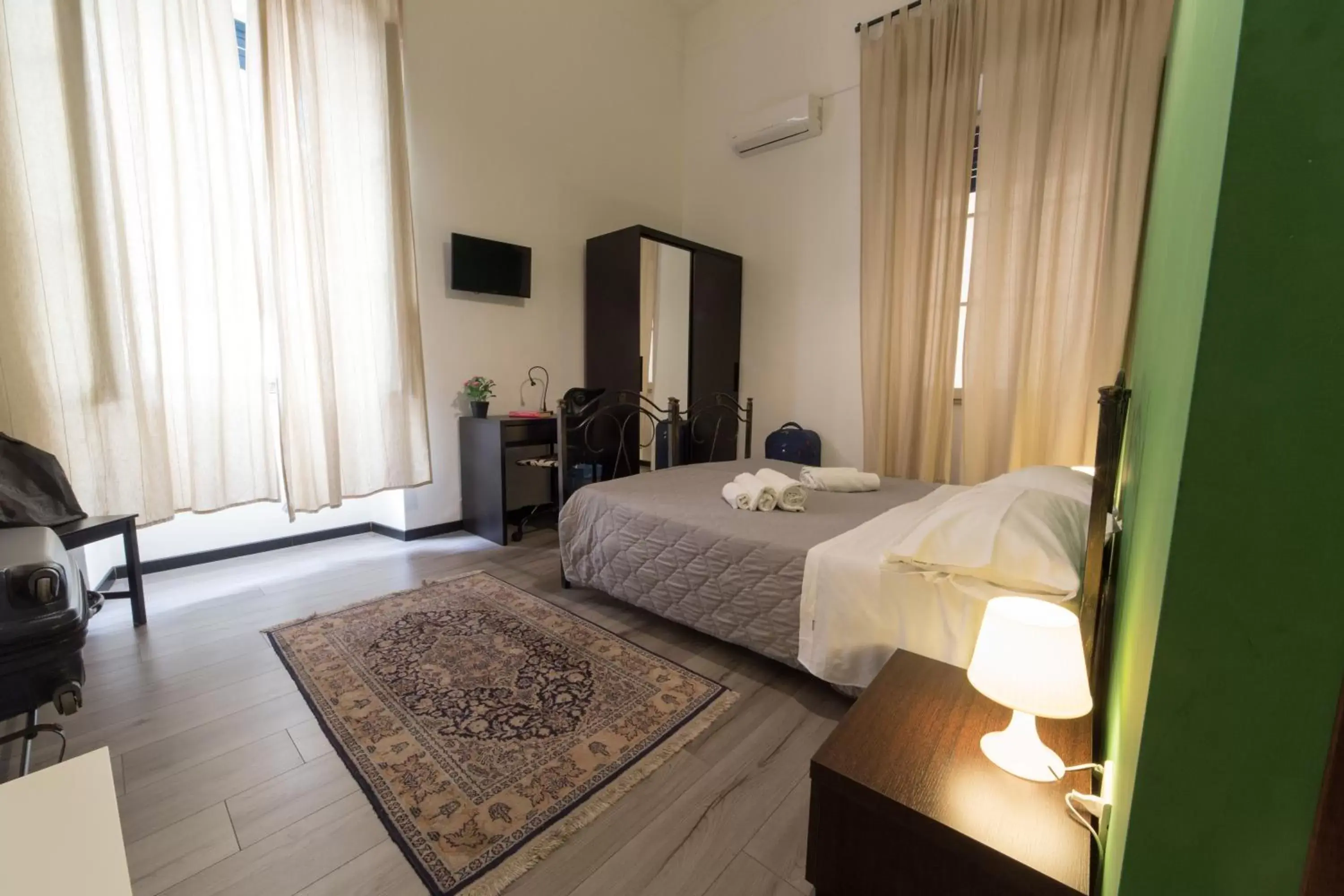 Large Double Room in Tra L'Etna E Il Mare B&B Large Double Room in Tra L'Etna E Il Mare B&B