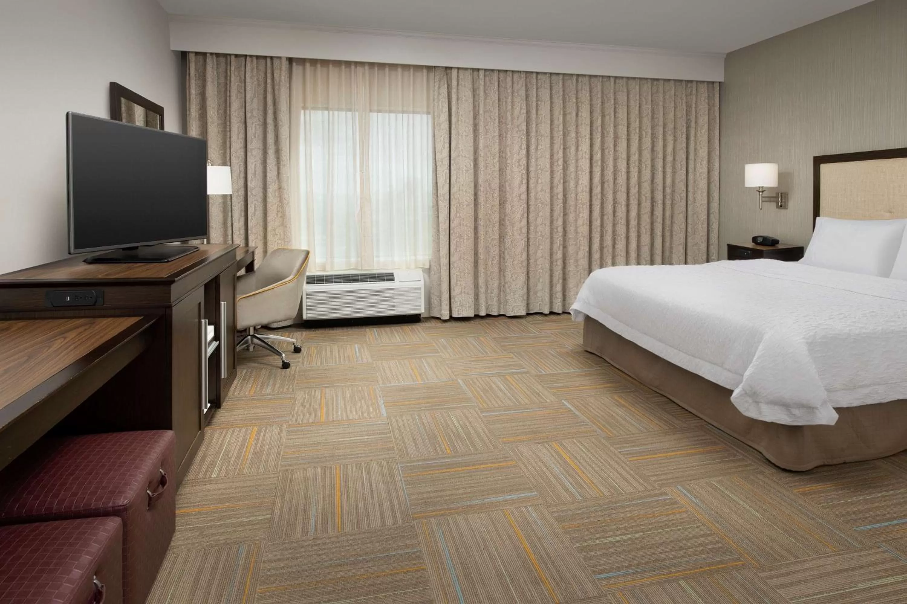 Bedroom, Bed in Hampton Inn & Suites Phoenix/Tempe