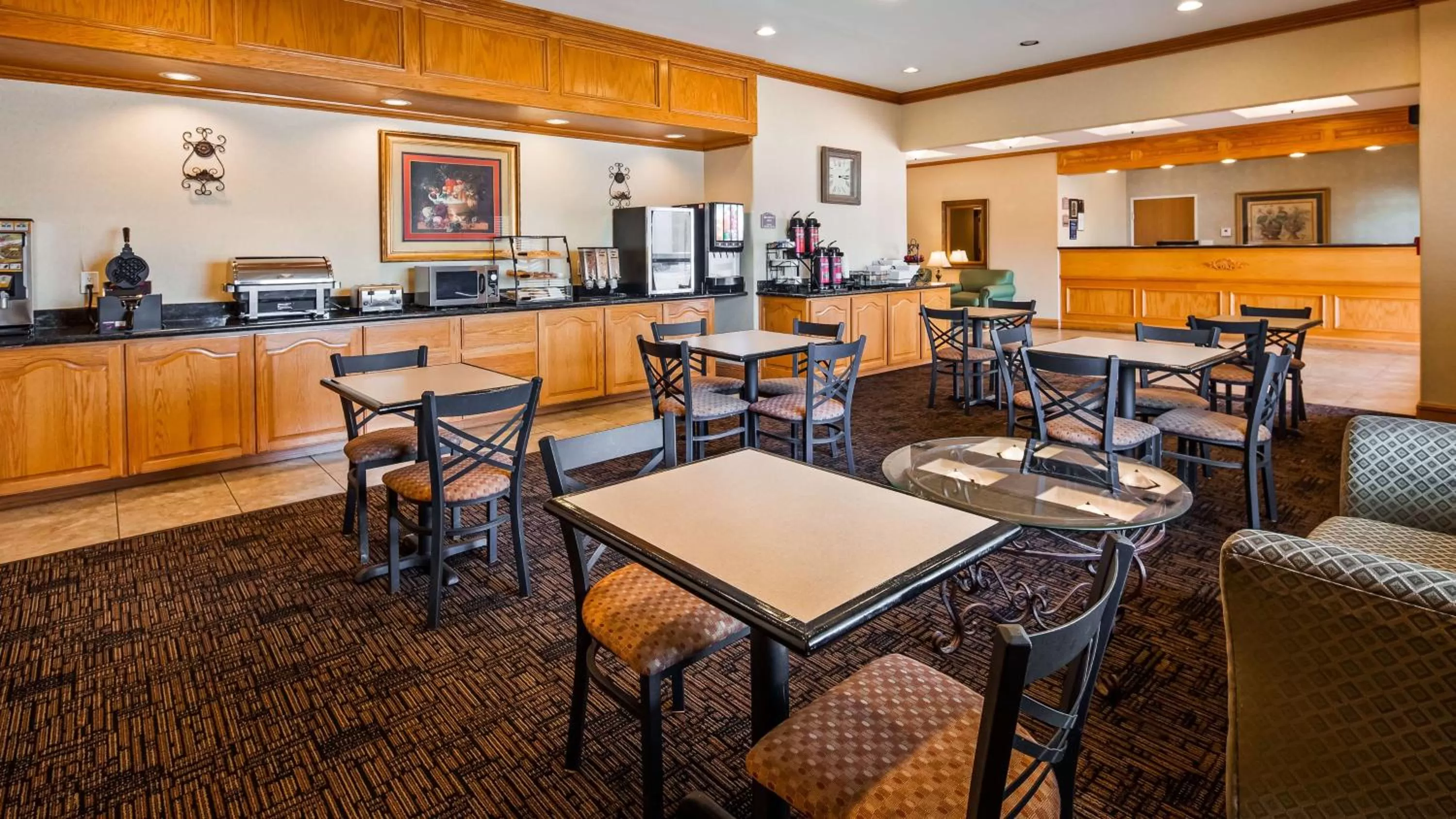 Dining area in Best Western Longview
