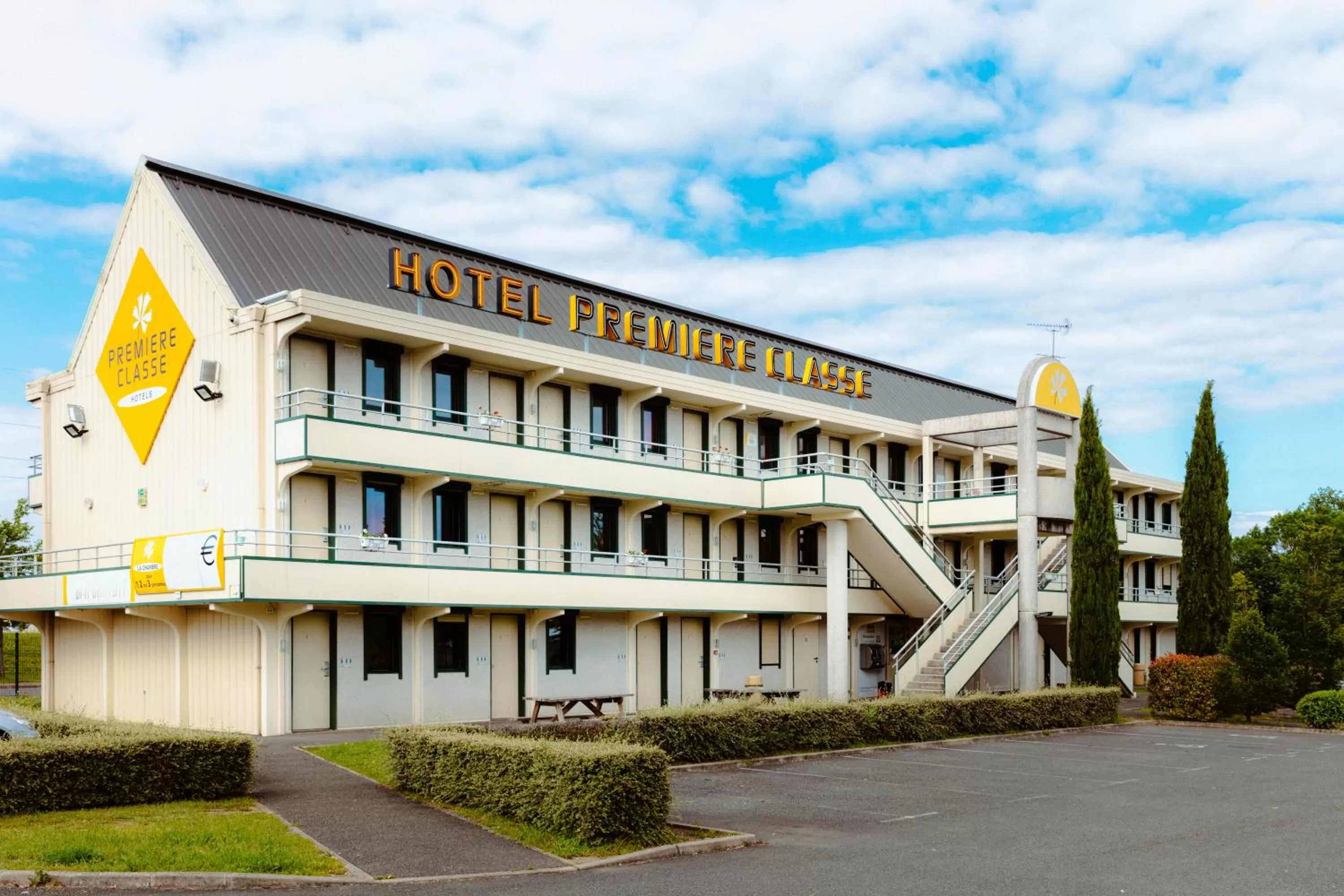 Facade/entrance in Premiere Classe Nevers Varennes Vauzelles