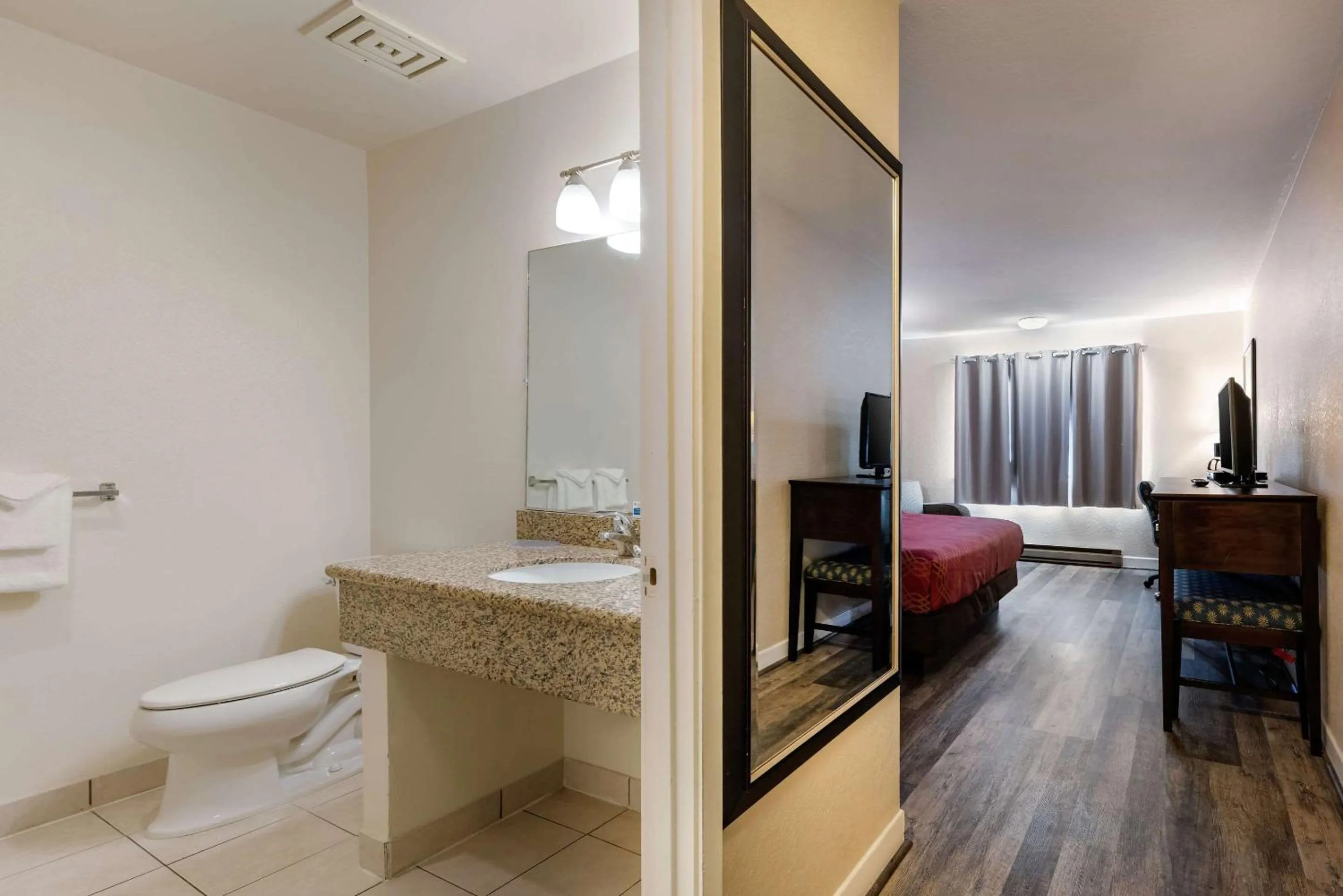 Bathroom, Bed in Bay Breeze Inn