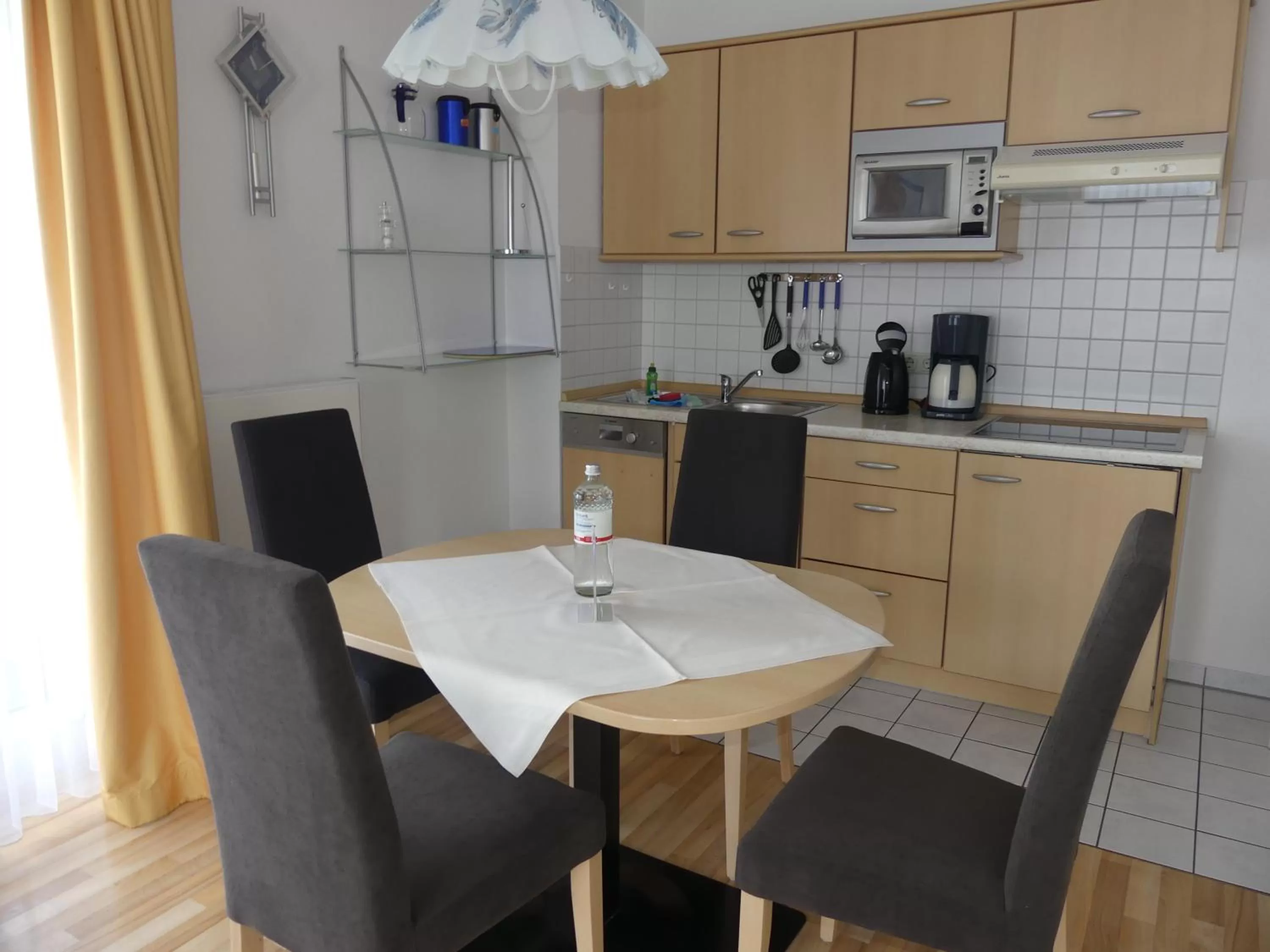 Kitchen or kitchenette, Kitchen/Kitchenette in Apartmenthaus Binzer Sterne
