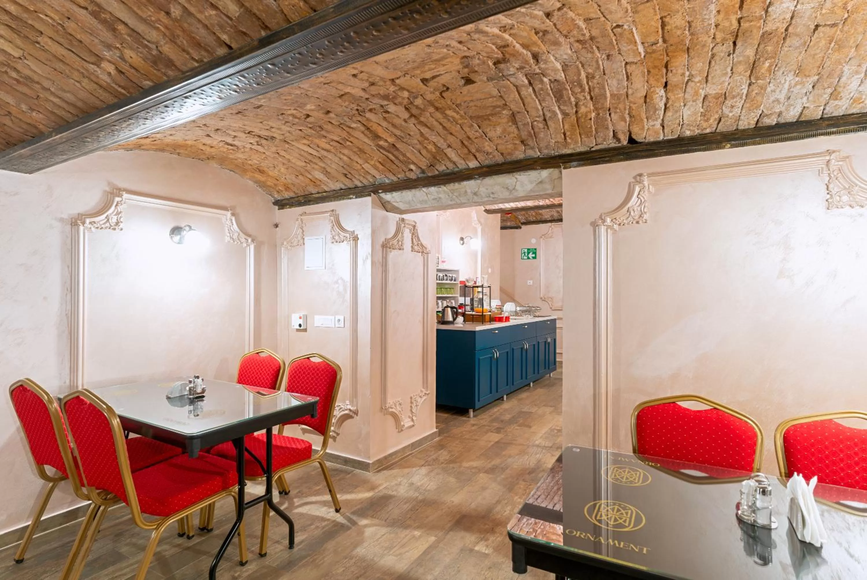 Restaurant/places to eat in Ornament Hotel