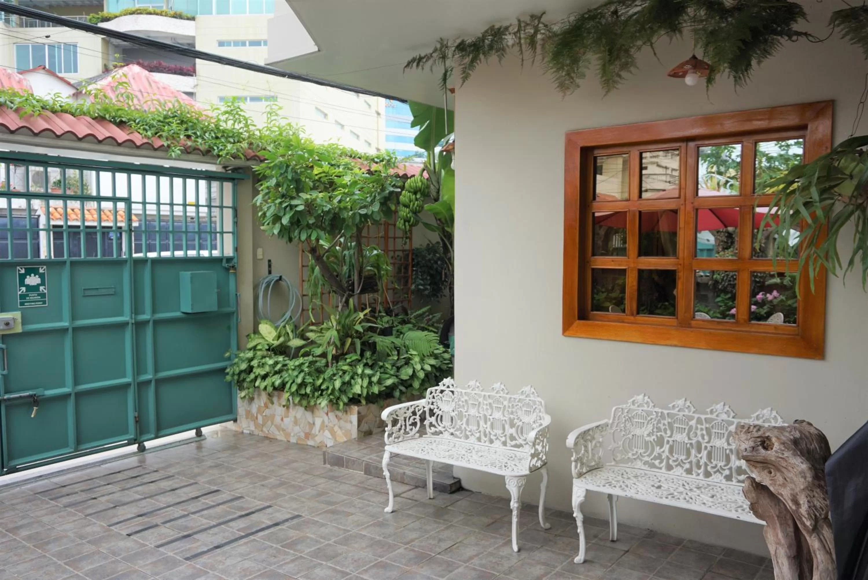 Facade/entrance in Hostal Macaw