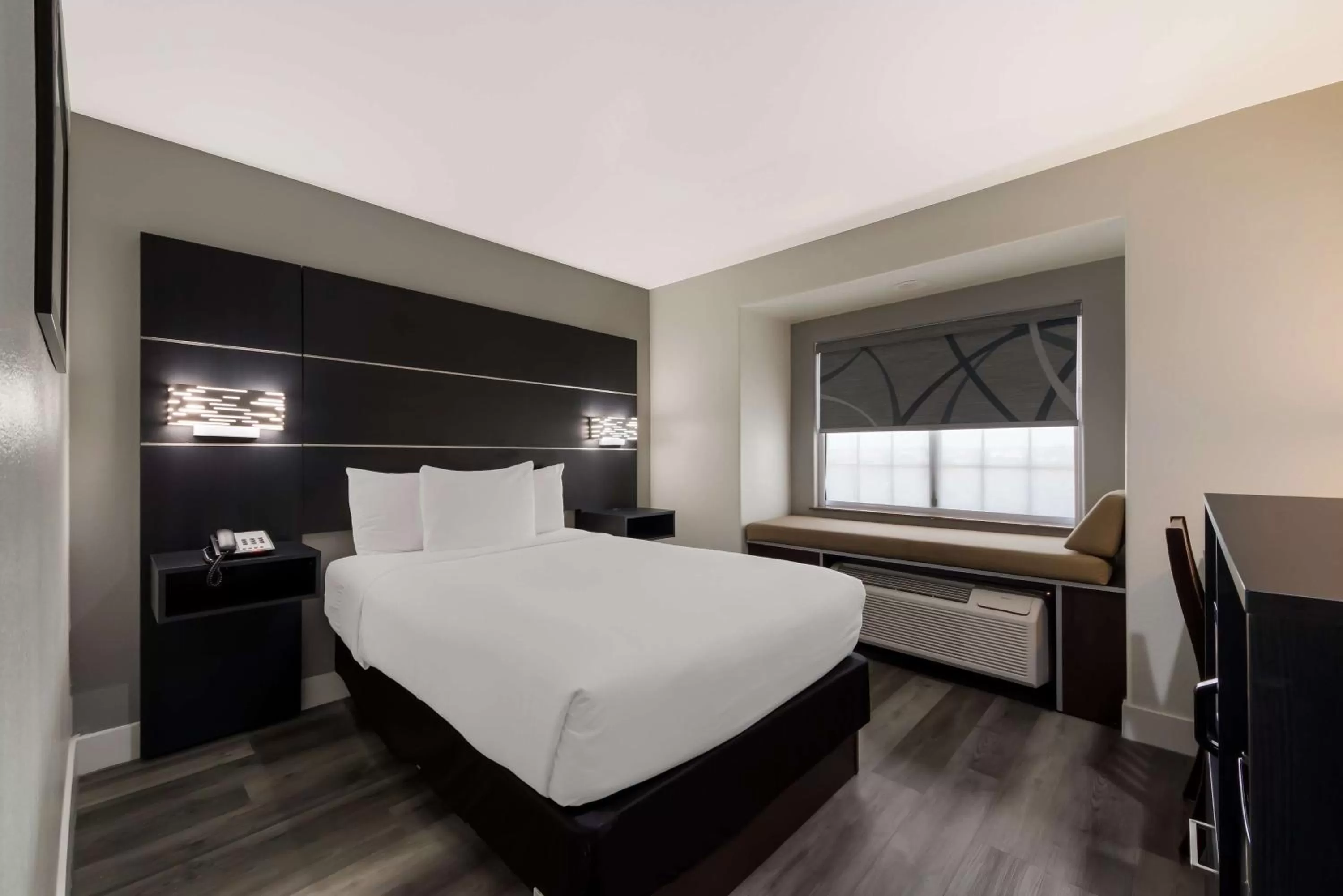 Bedroom, Bed in Best Western SeaWorld San Antonio