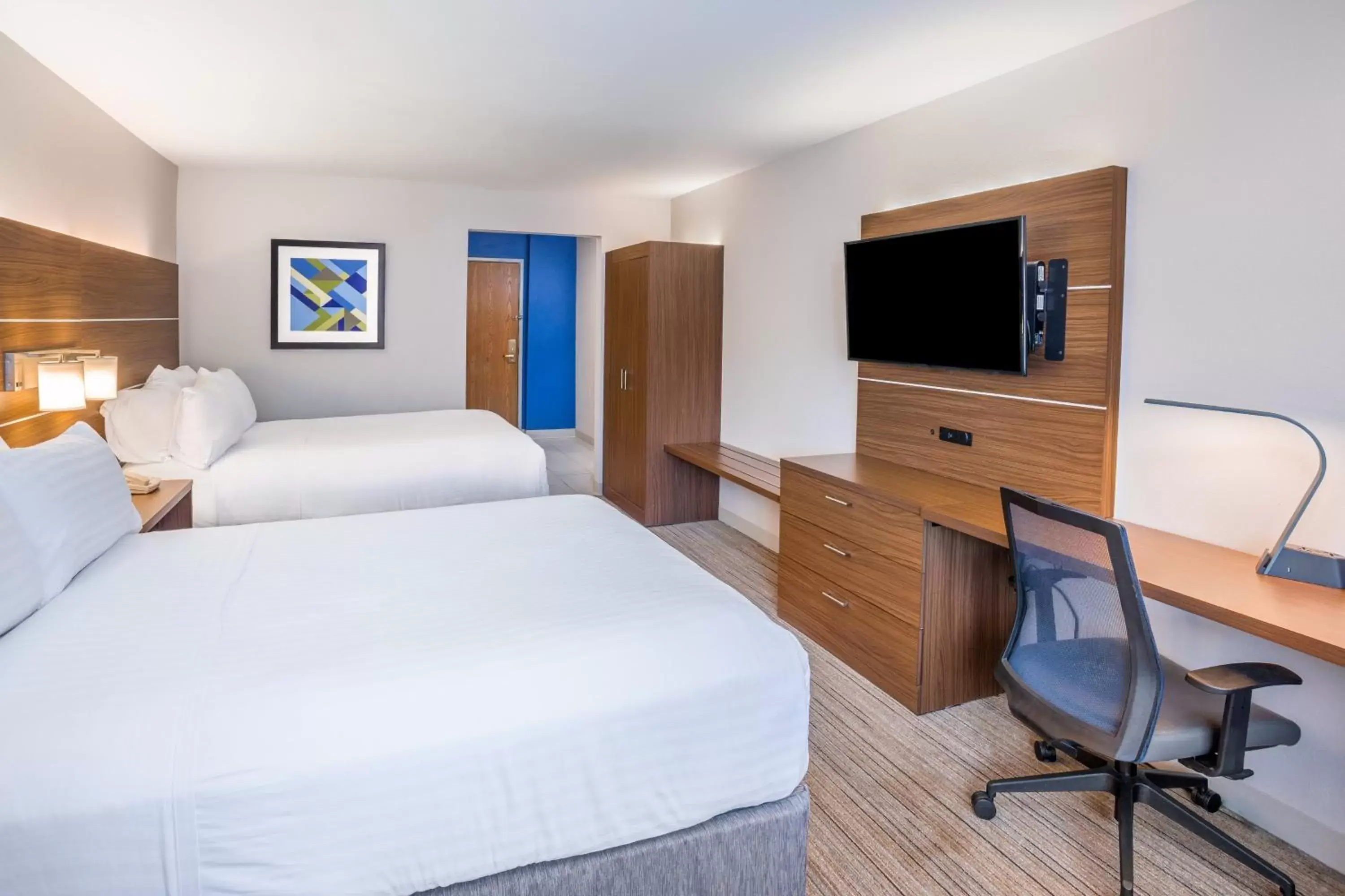 Standard Room with Two Queen Beds in Holiday Inn Express Wisconsin Dells by IHG Standard Room with Two Queen Beds in Holiday Inn Express Wisconsin Dells by IHG