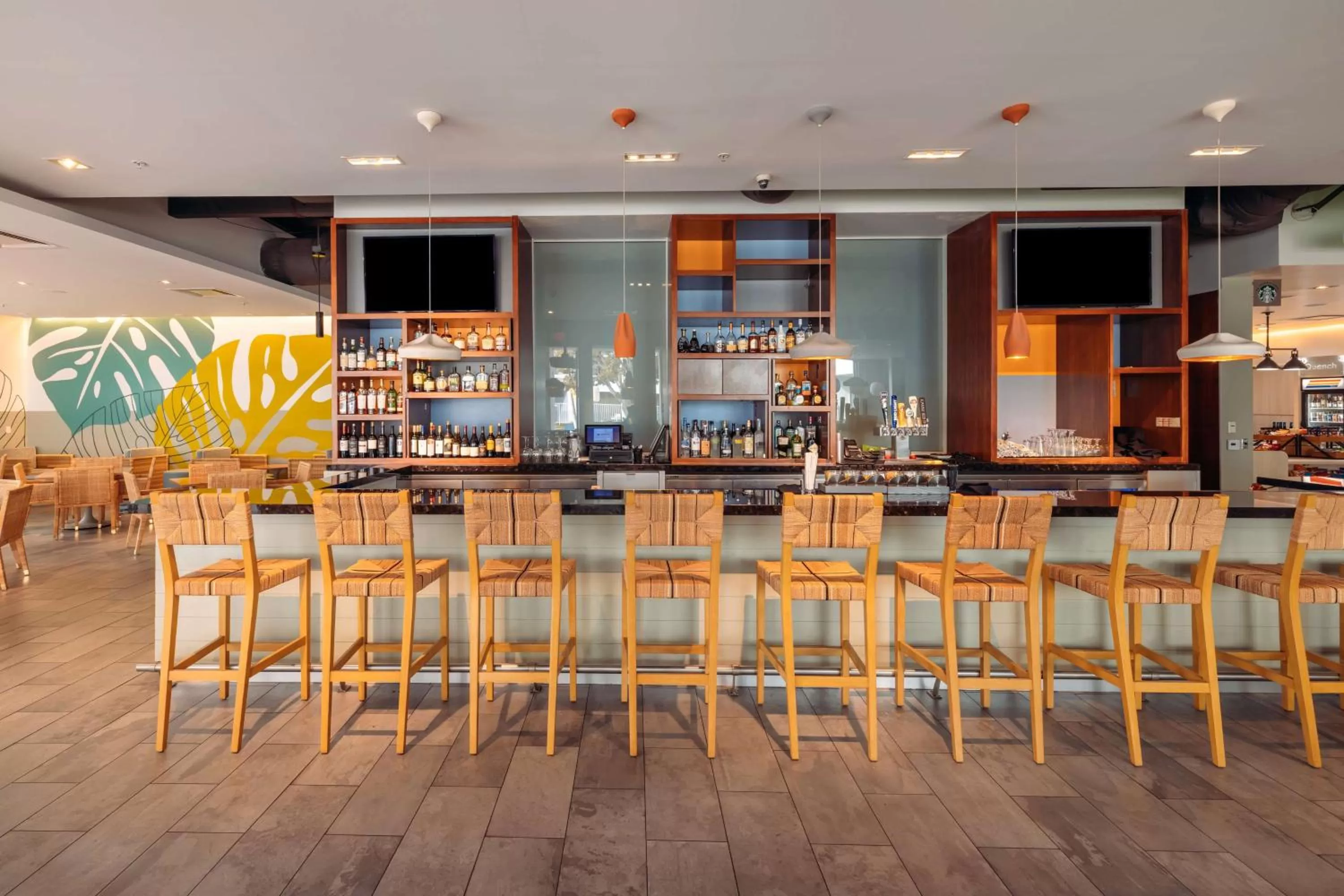 Lounge or bar in Hotel MDR Marina del Rey- a DoubleTree by Hilton
