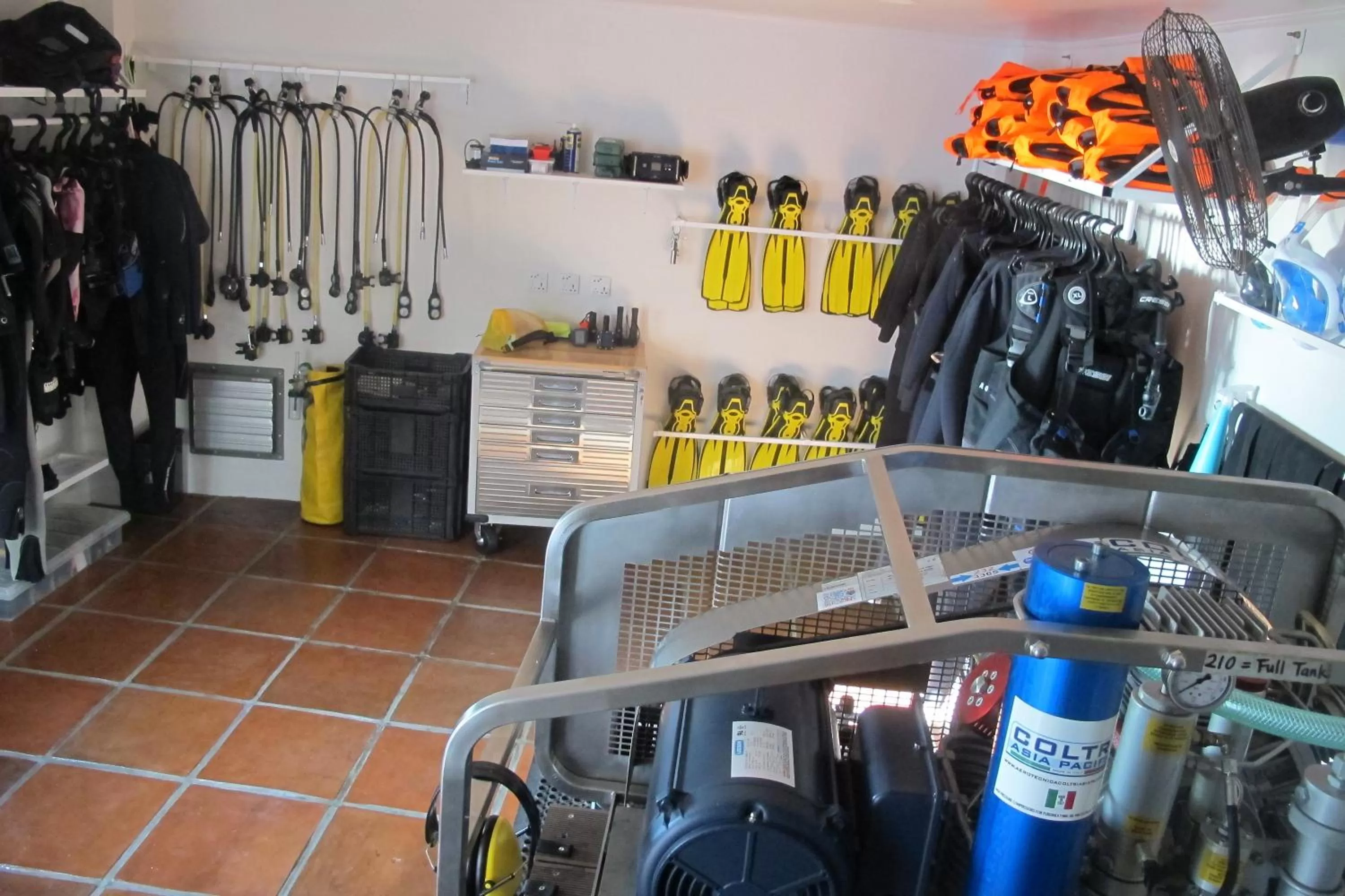 Diving in Emoha Dive Resort