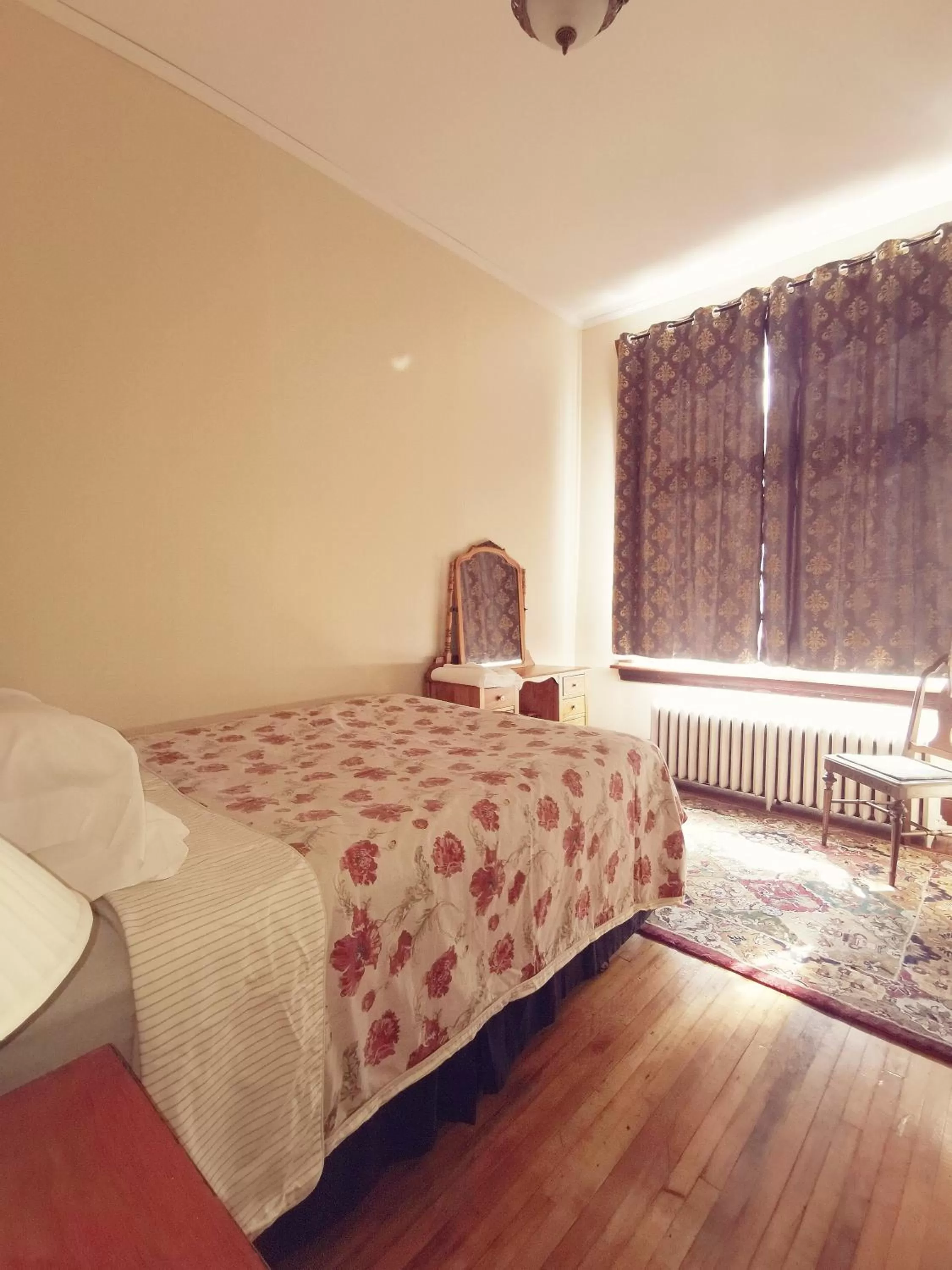 Bedroom, Bed in Royal Hotel