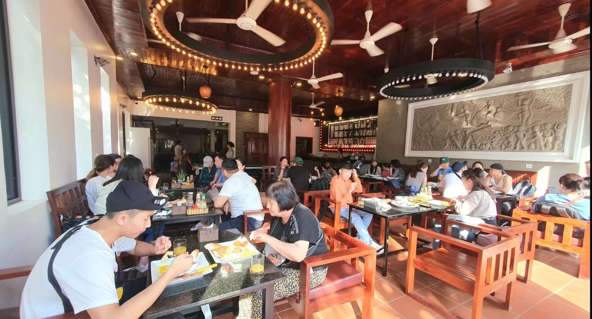 Restaurant/Places to Eat in Long Night Siem Reap Hotel